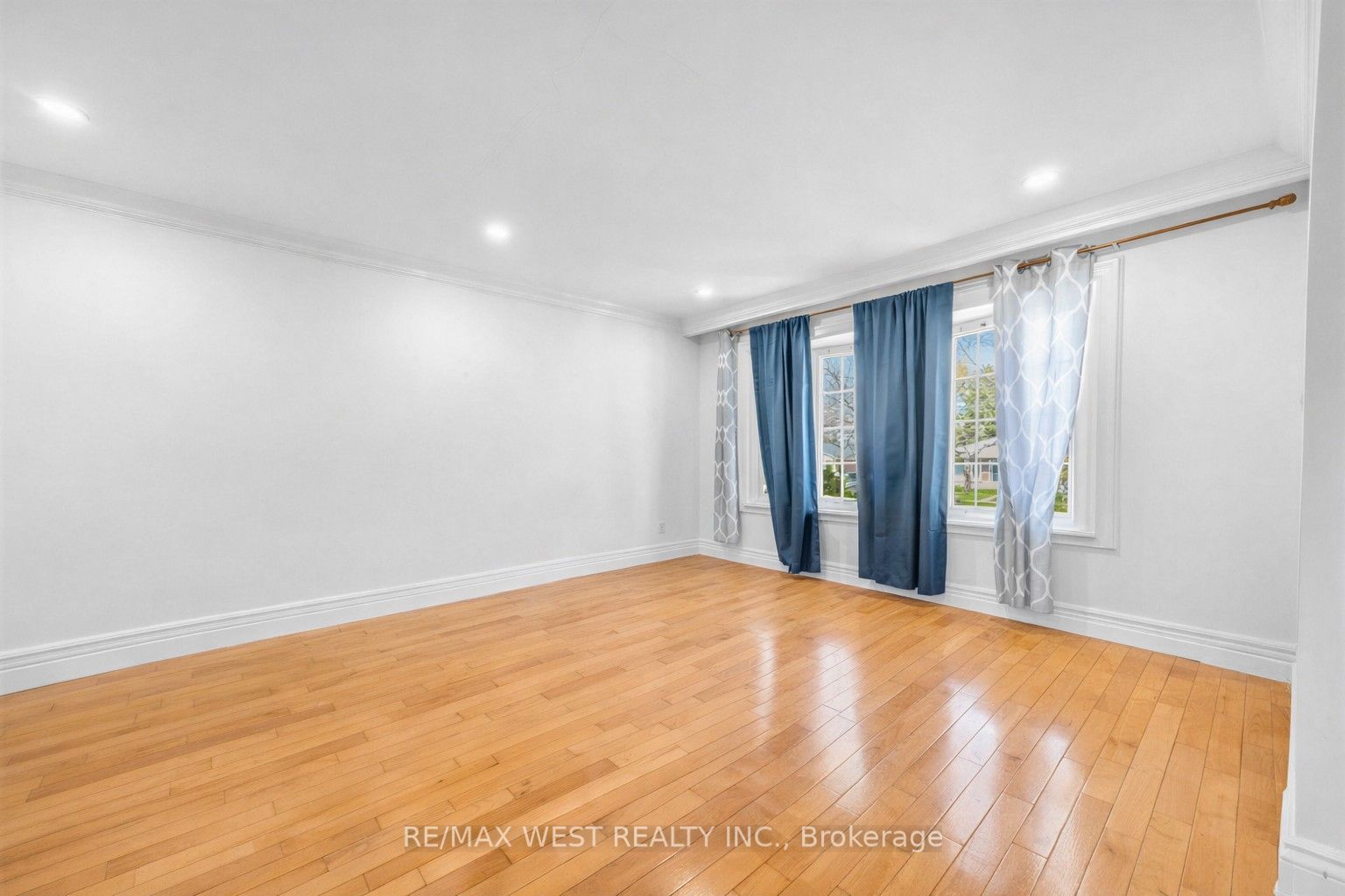 578 Bellamy Road N Property Photo 3