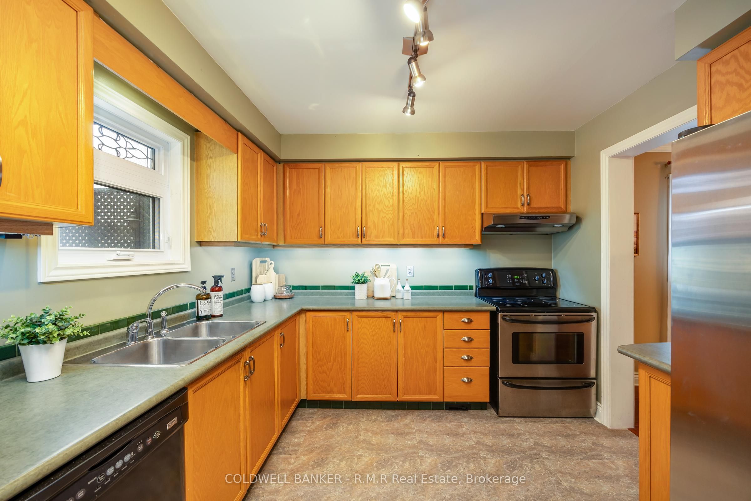 1090 Thimbleberry Circle Property Photo 3