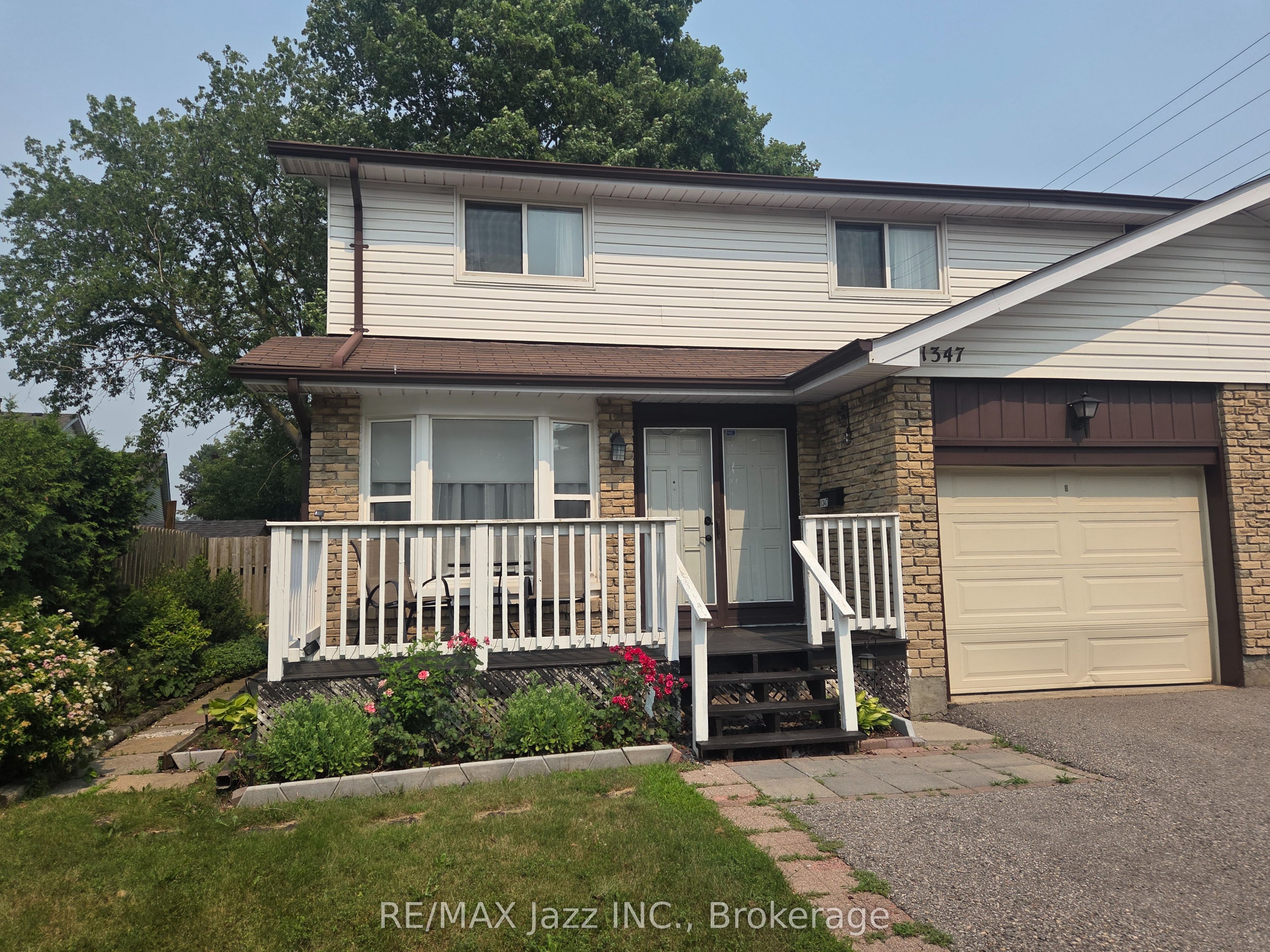 1347 Mary Street N Property Photo 1