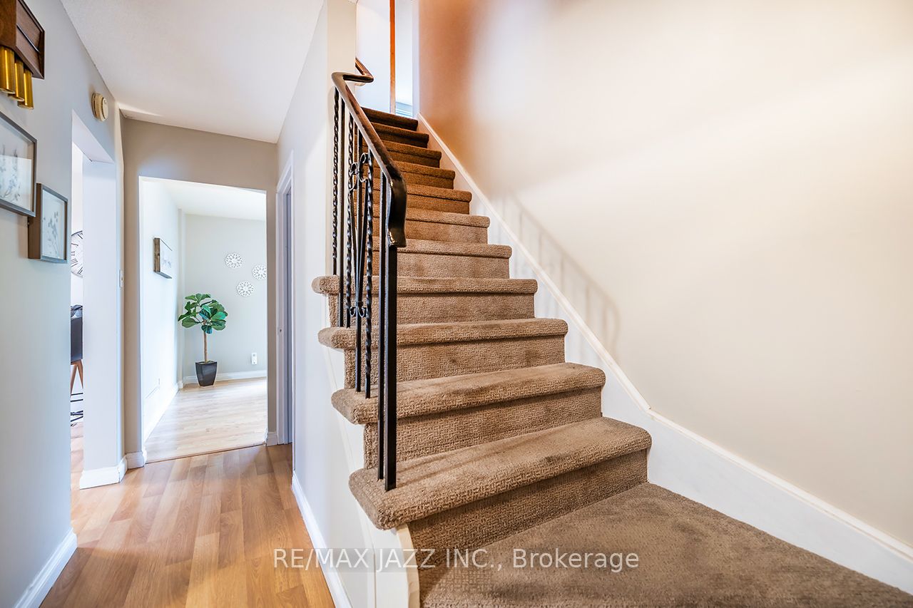 1347 Mary Street N Property Photo 2