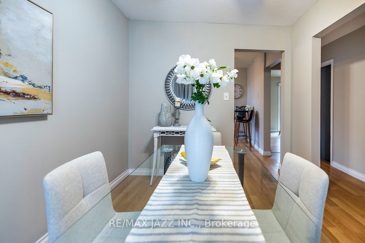1347 Mary Street N Property Photo 5