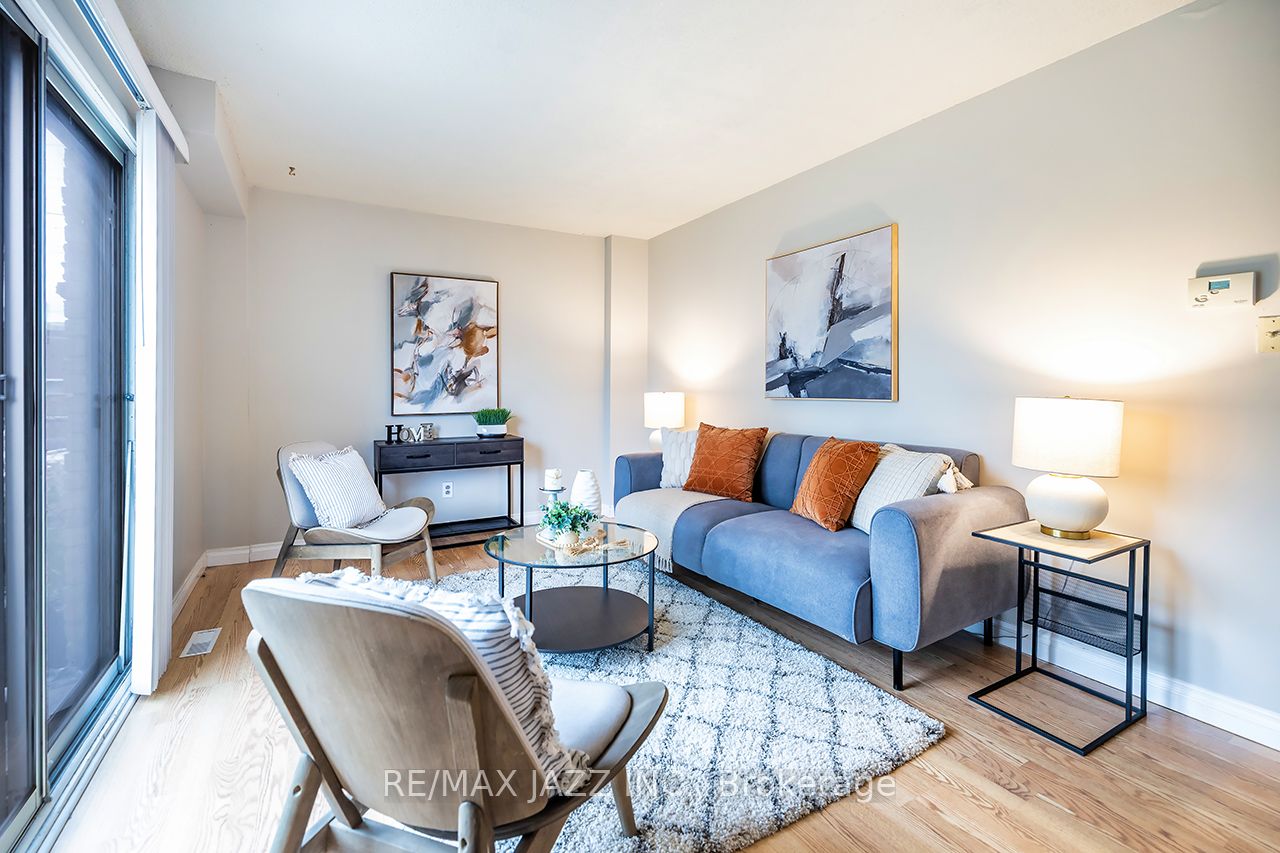 1347 Mary Street N Property Photo 10