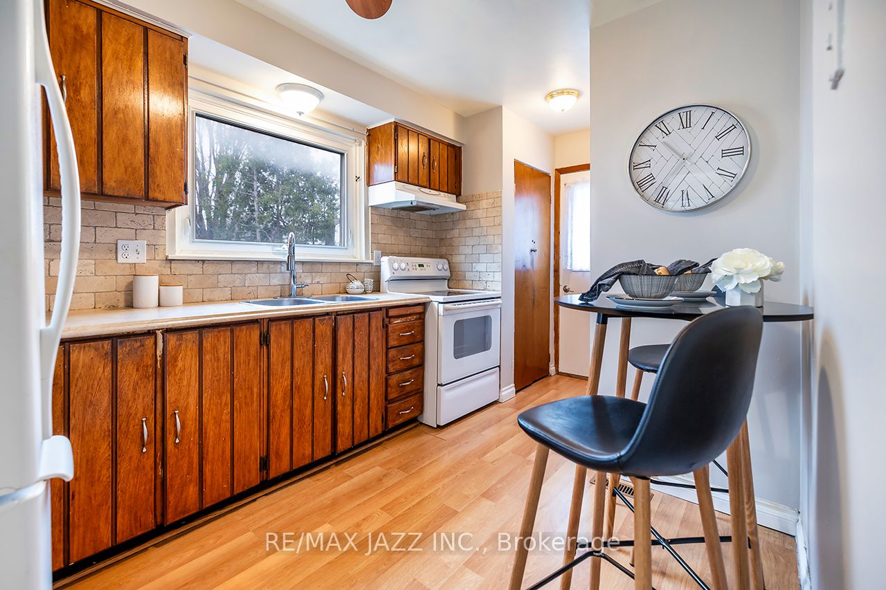 1347 Mary Street N Property Photo 12