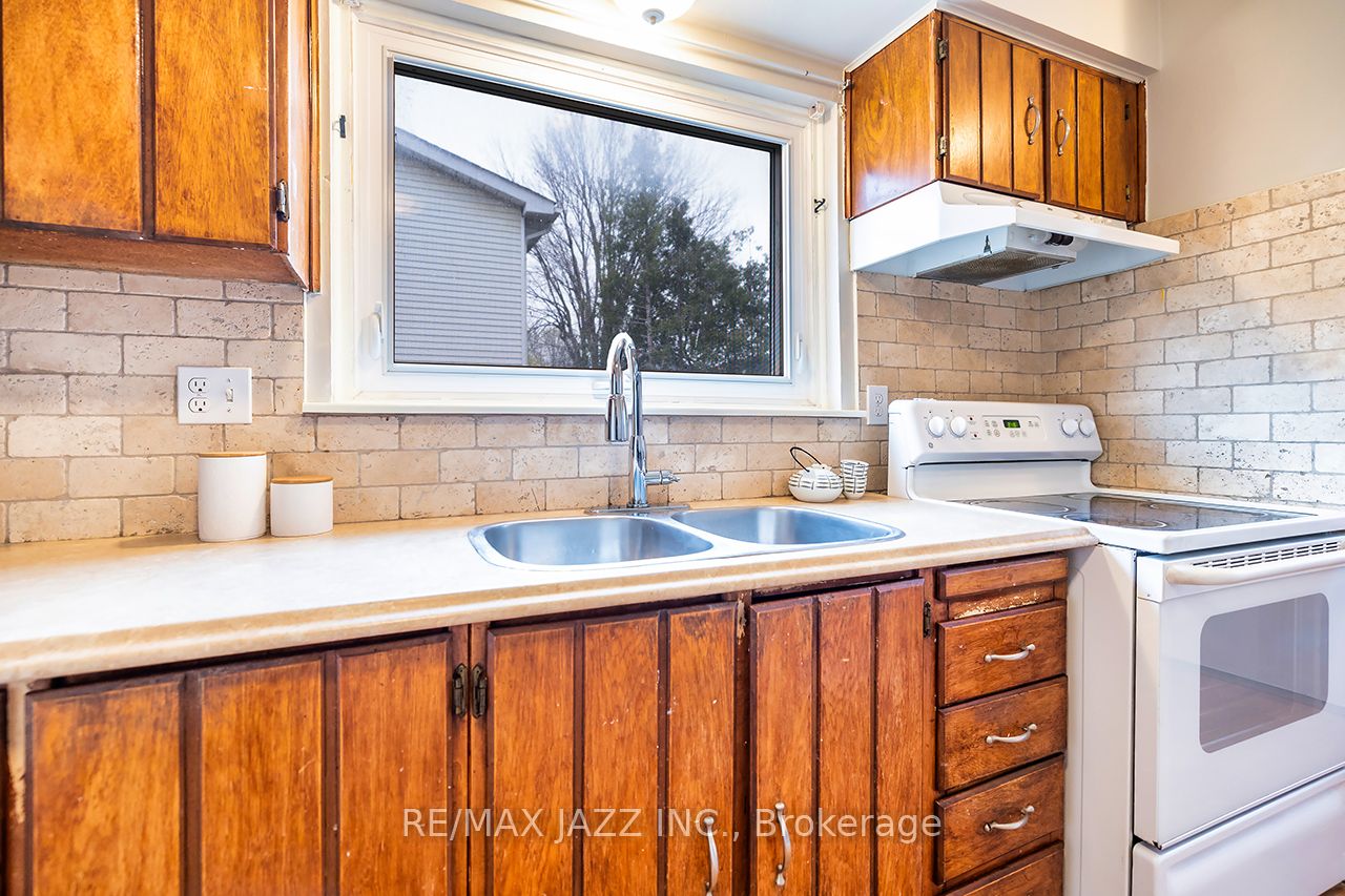 1347 Mary Street N Property Photo 13