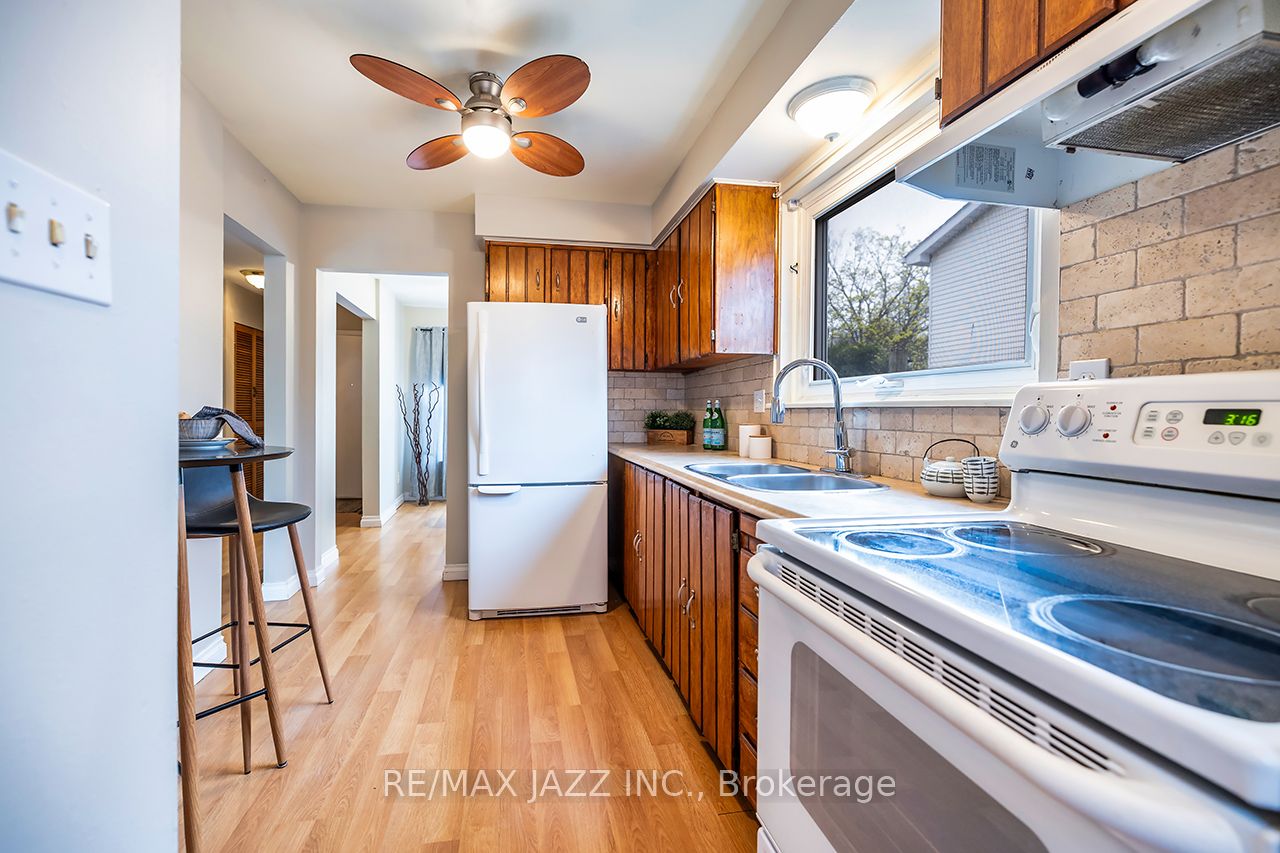 1347 Mary Street N Property Photo 15
