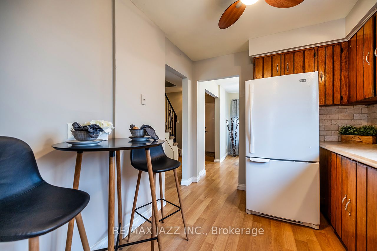 1347 Mary Street N Property Photo 16