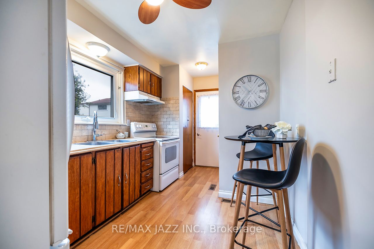1347 Mary Street N Property Photo 17