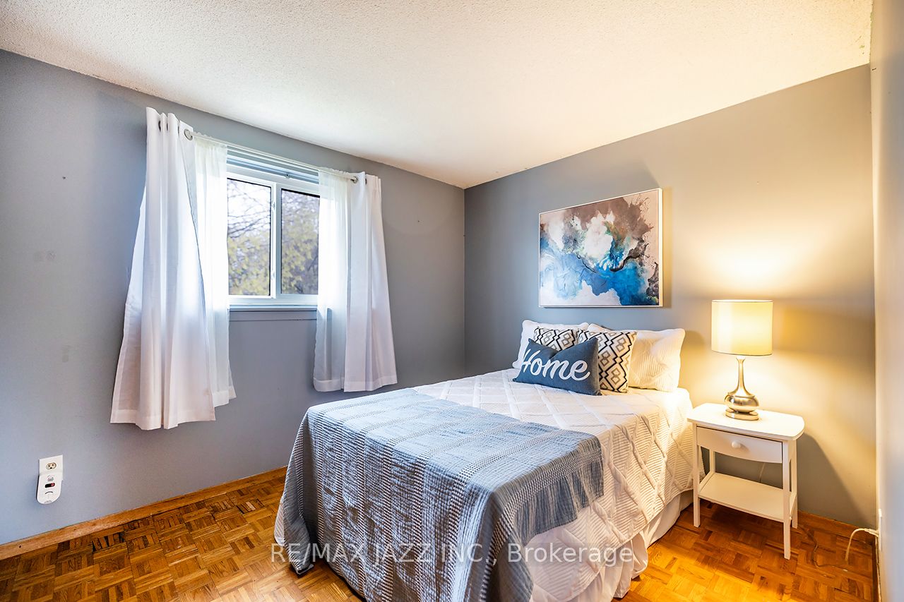 1347 Mary Street N Property Photo 20
