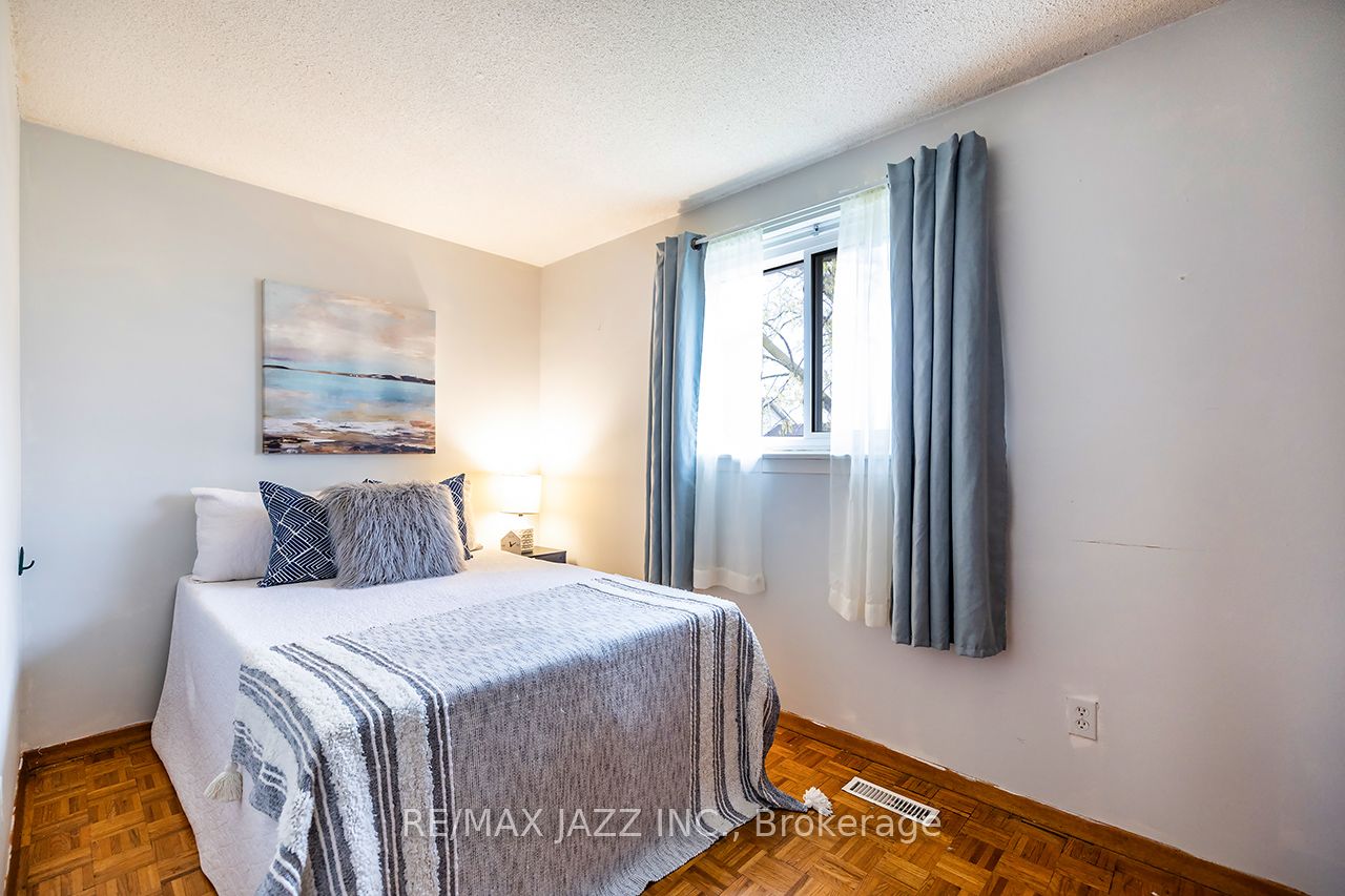 1347 Mary Street N Property Photo 22