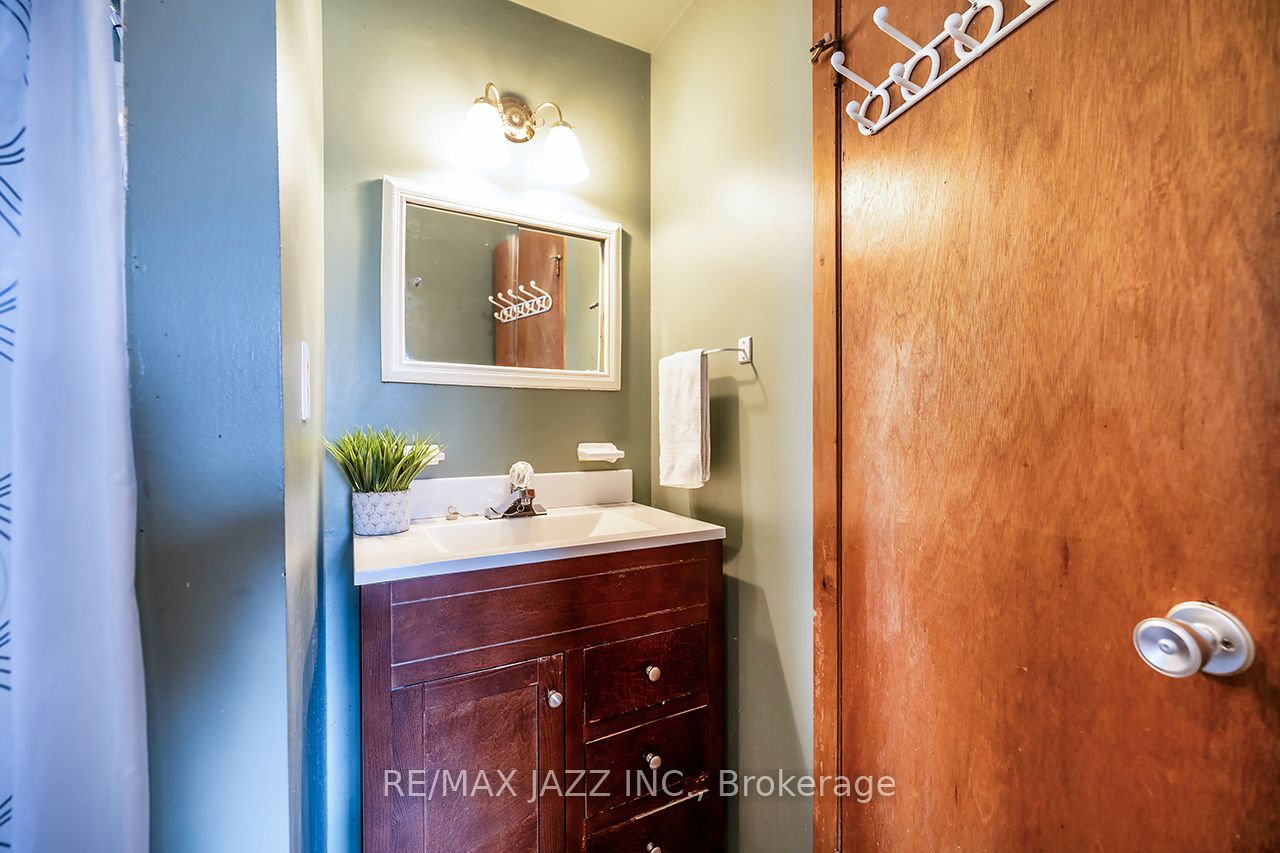 1347 Mary Street N Property Photo 27