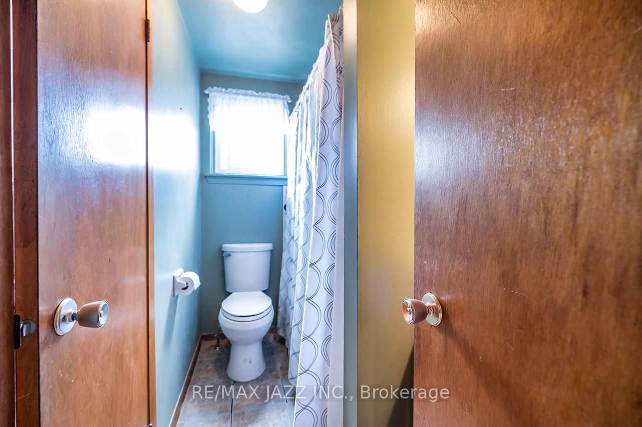 1347 Mary Street N Property Photo 28