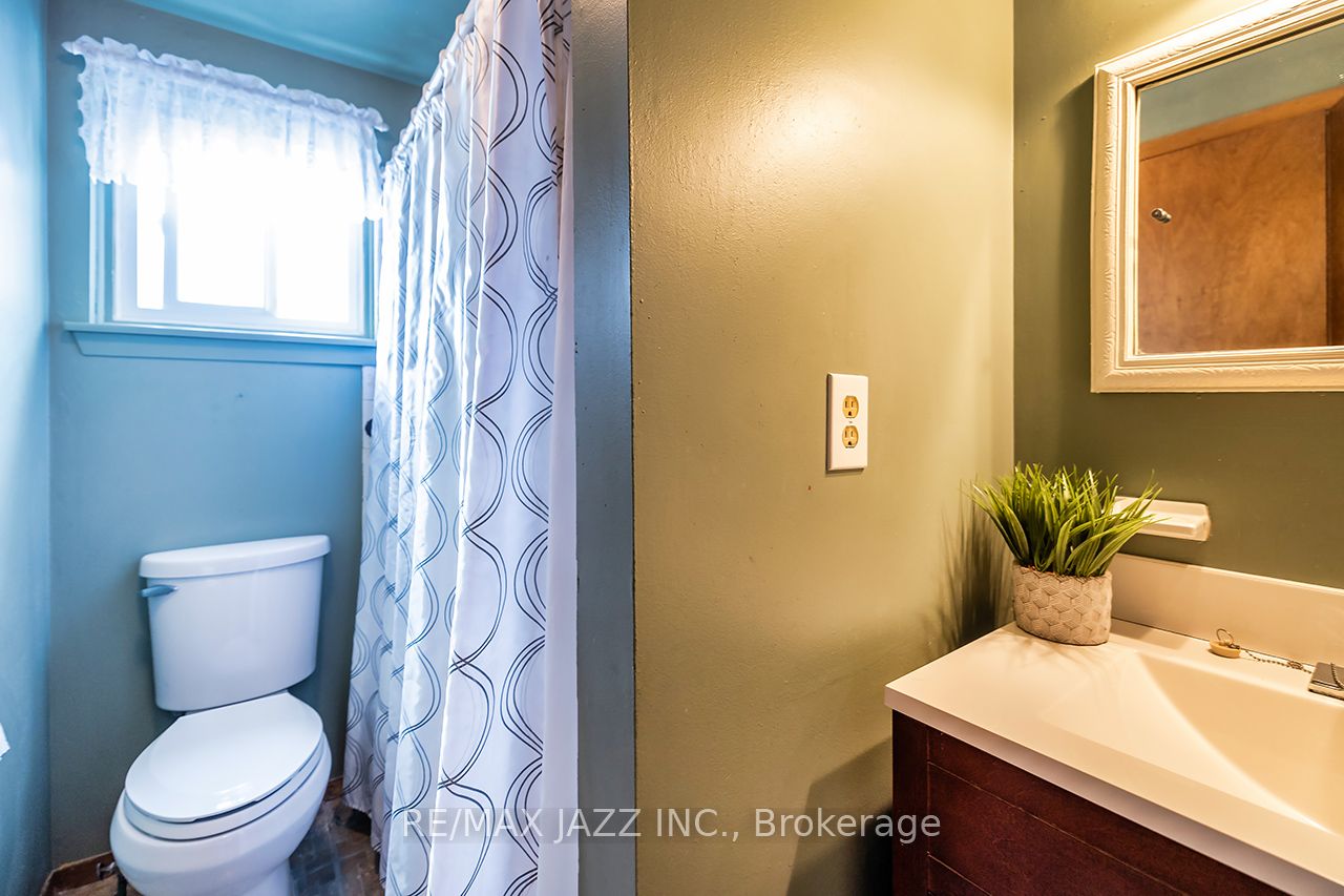 1347 Mary Street N Property Photo 29