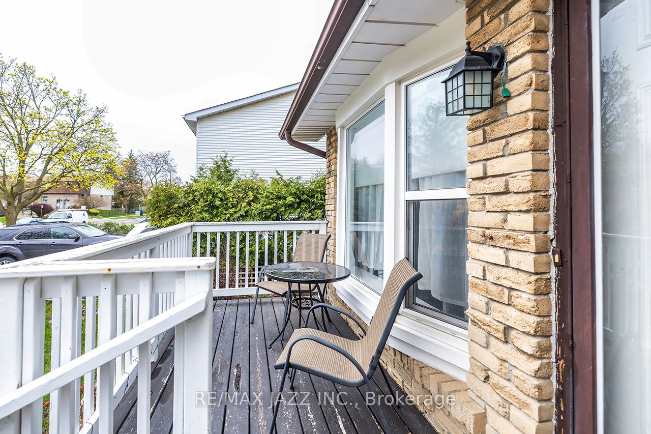 1347 Mary Street N Property Photo 35