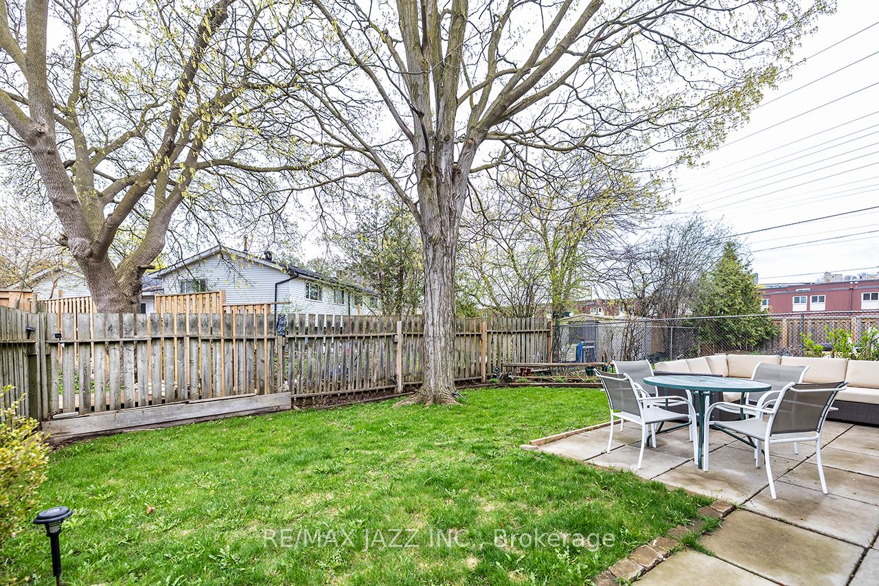1347 Mary Street N Property Photo 38
