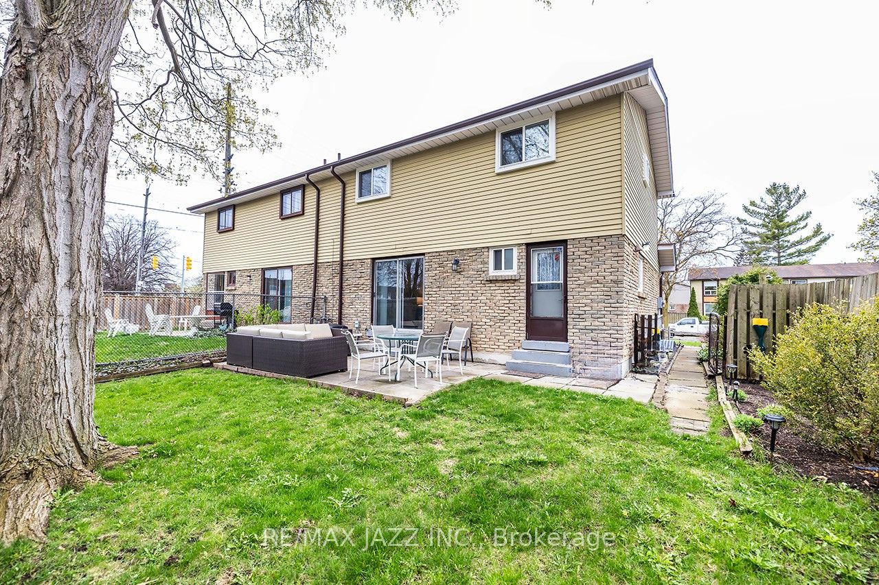 1347 Mary Street N Property Photo 42