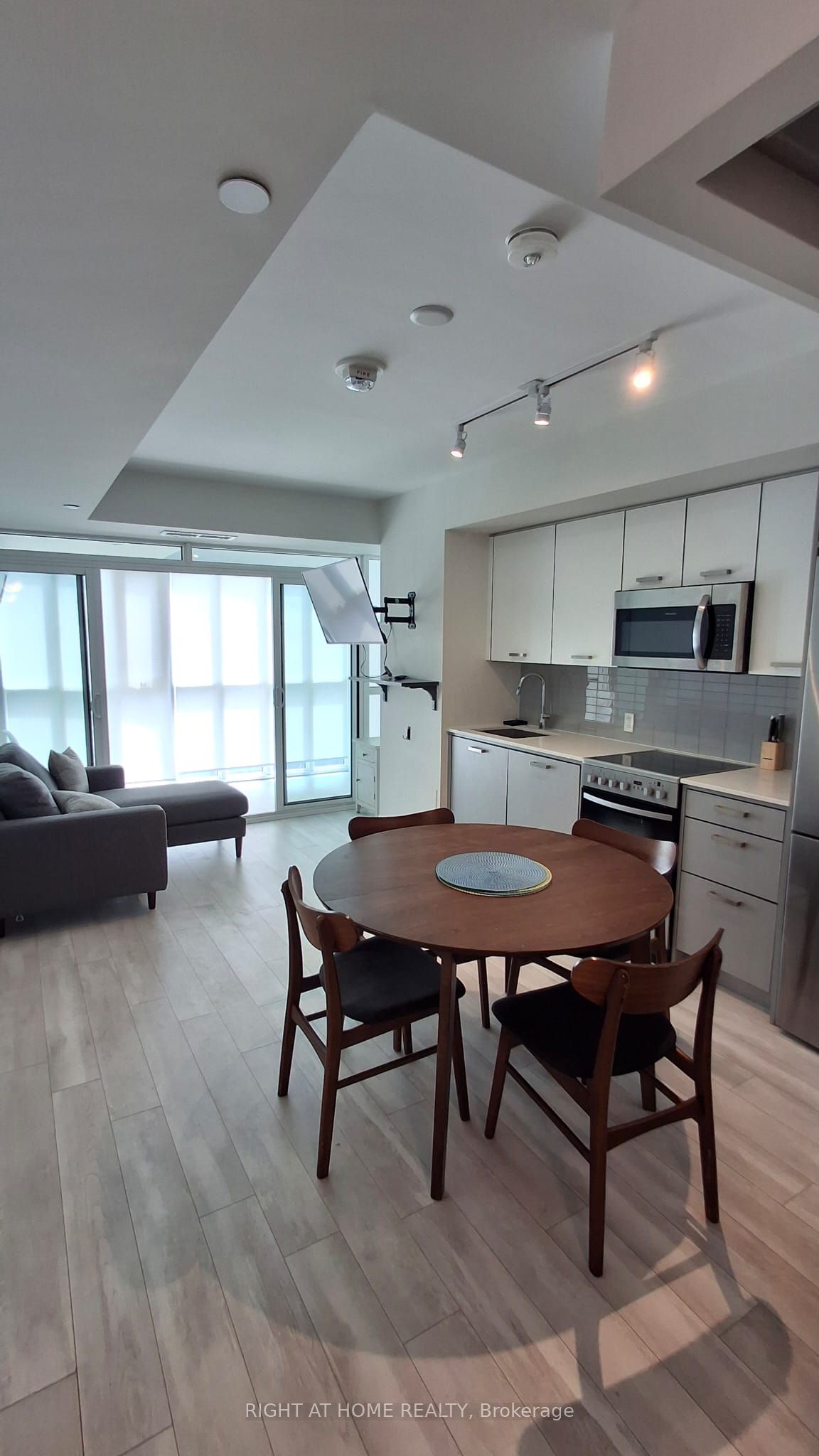 1630 Queen Street E 211 Property Photo 2
