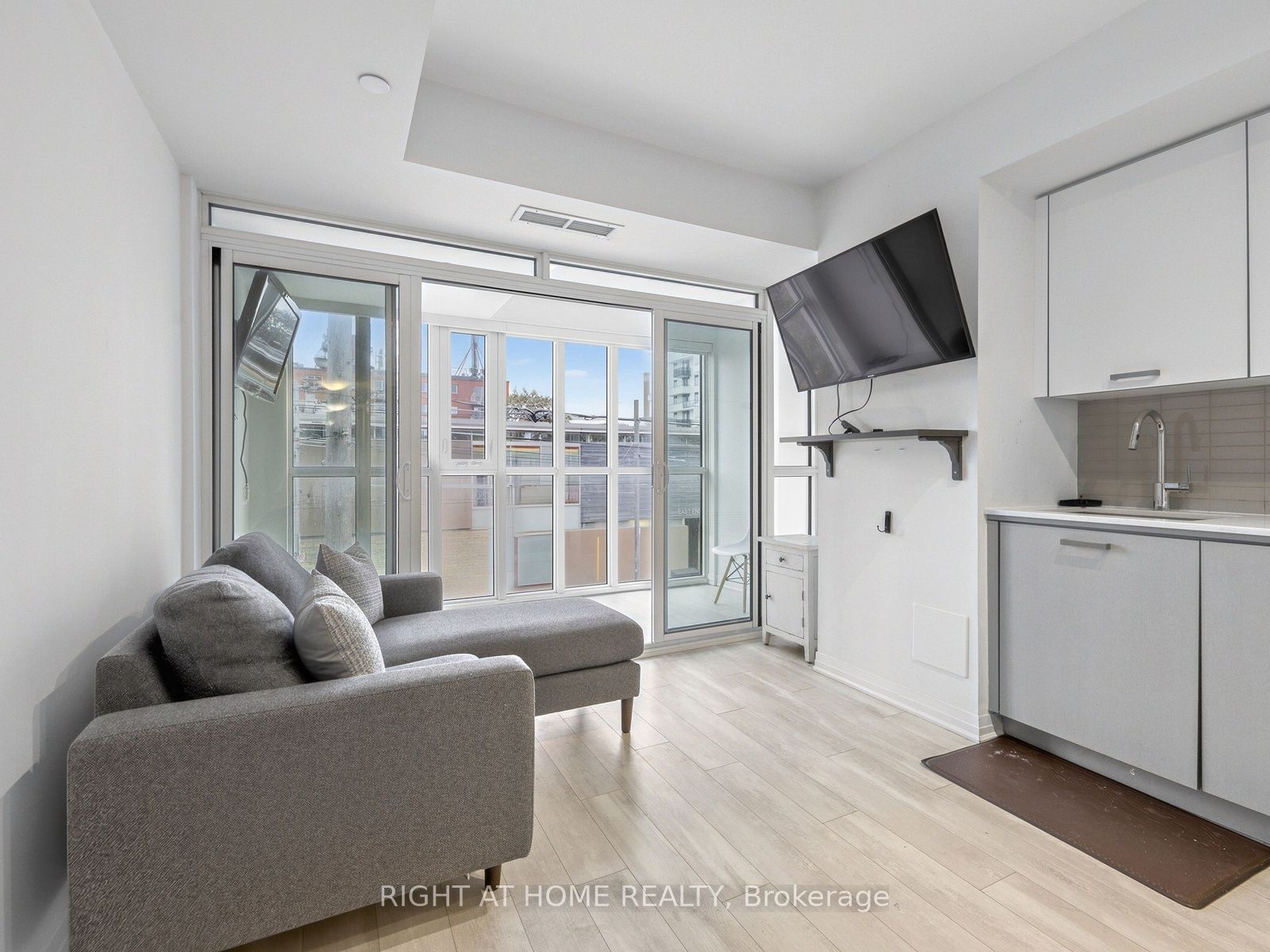 1630 Queen Street E 211 Property Photo 2