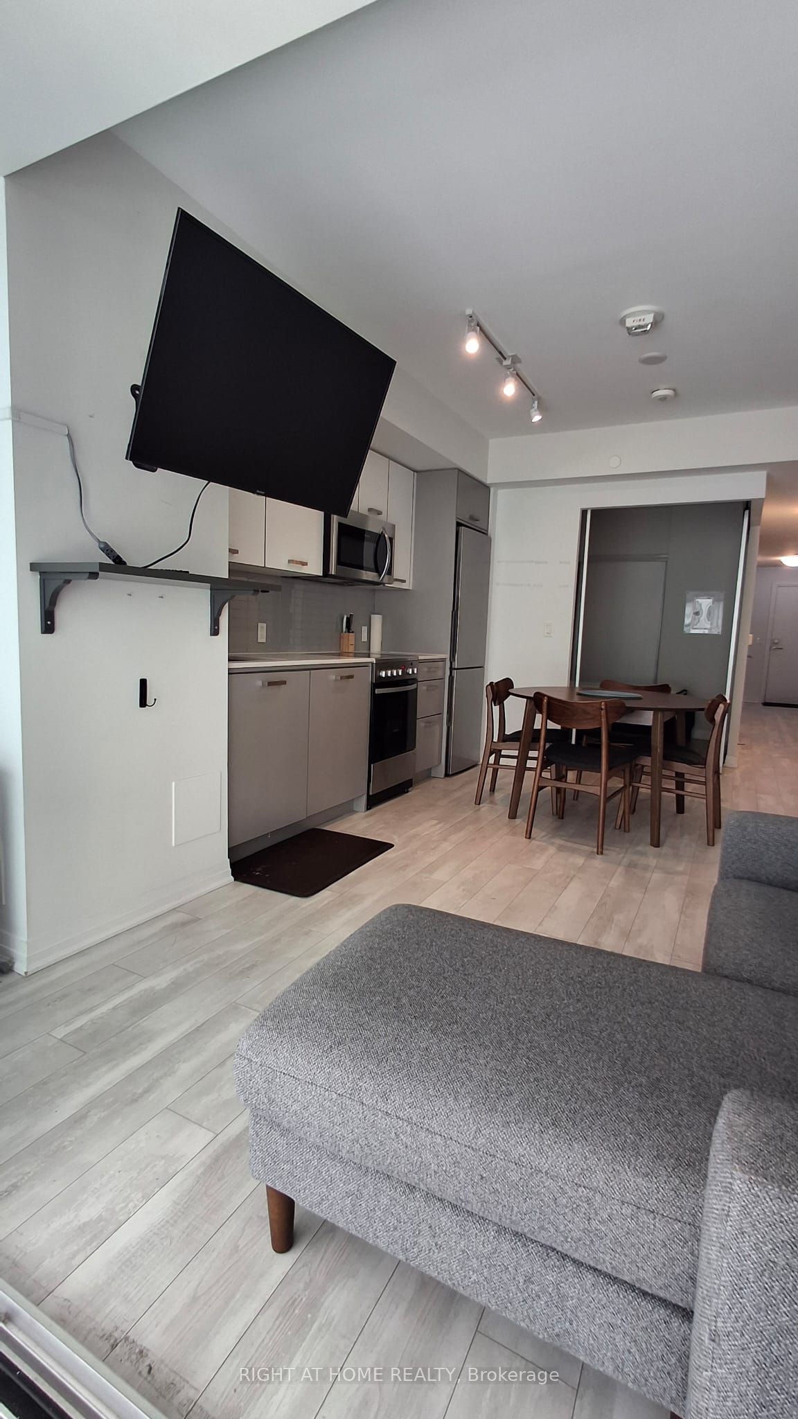 1630 Queen Street E 211 Property Photo 3