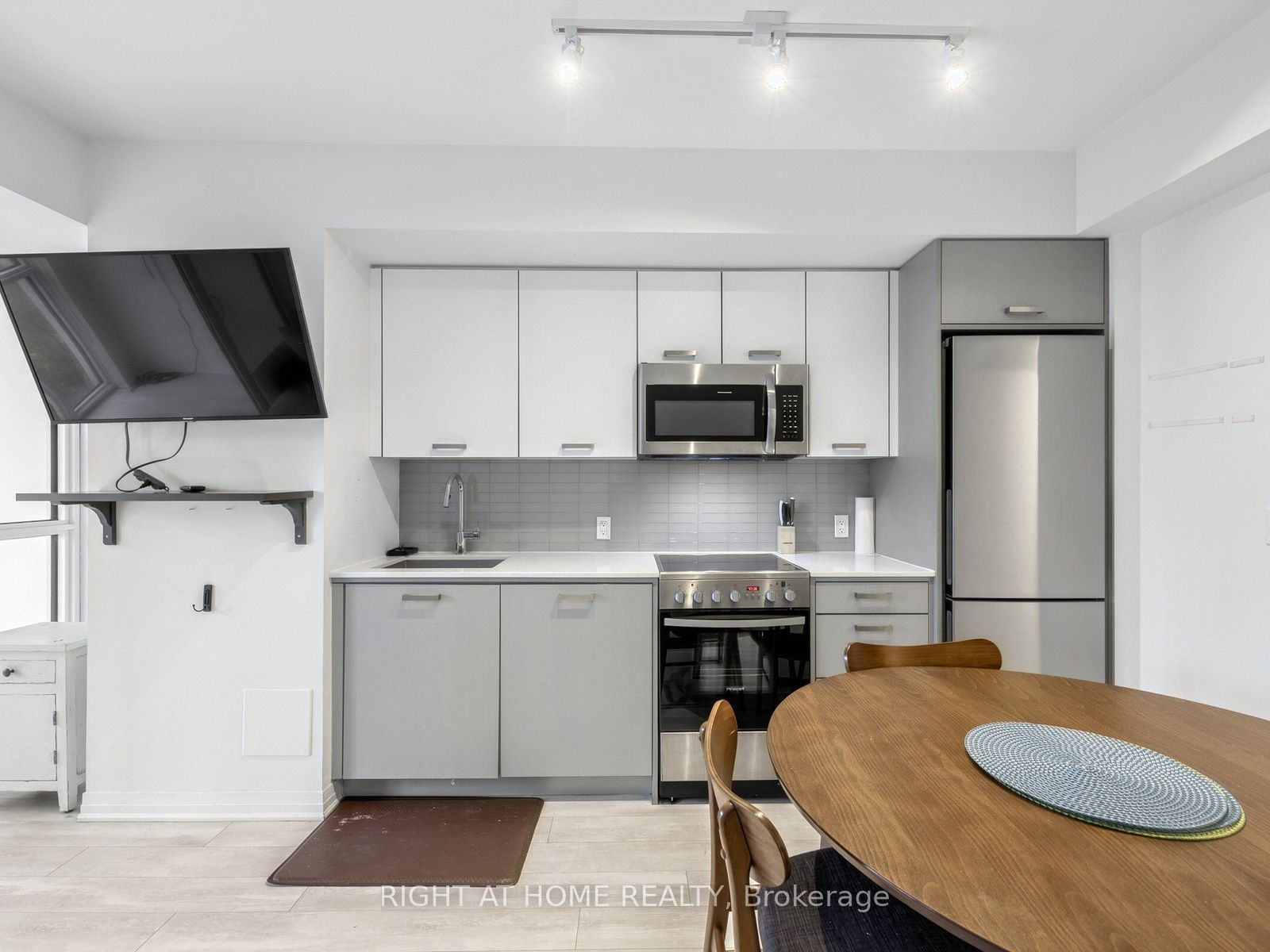1630 Queen Street E 211 Property Photo 6