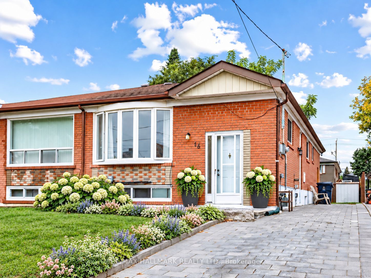 16 Avis Crescent Property Photo 2