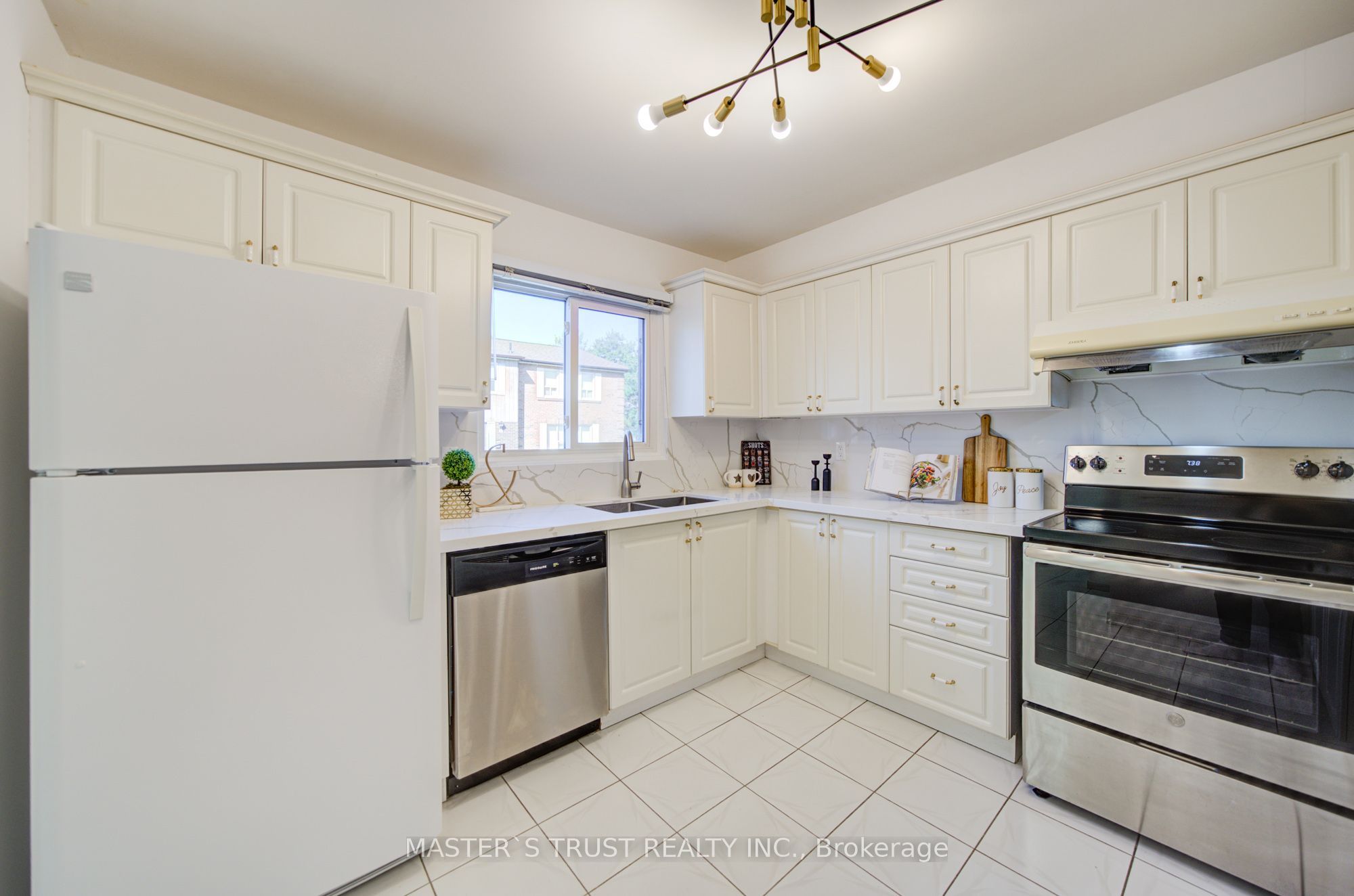 15 Brimwood Boulevard 61 Property Photo 6