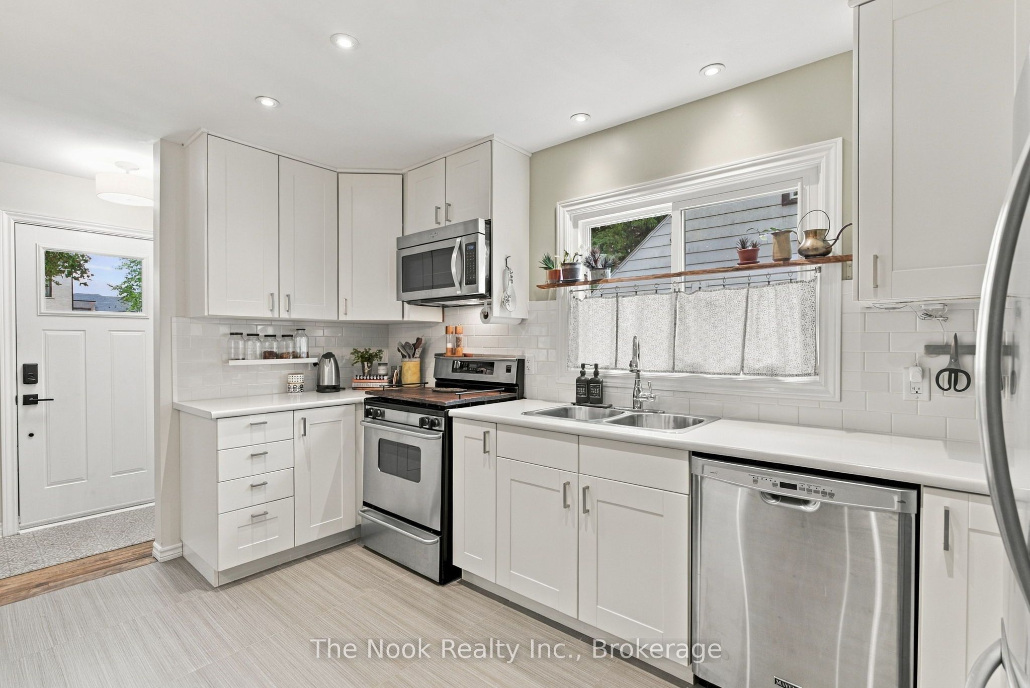 120 Admiral Road Property Photo 6