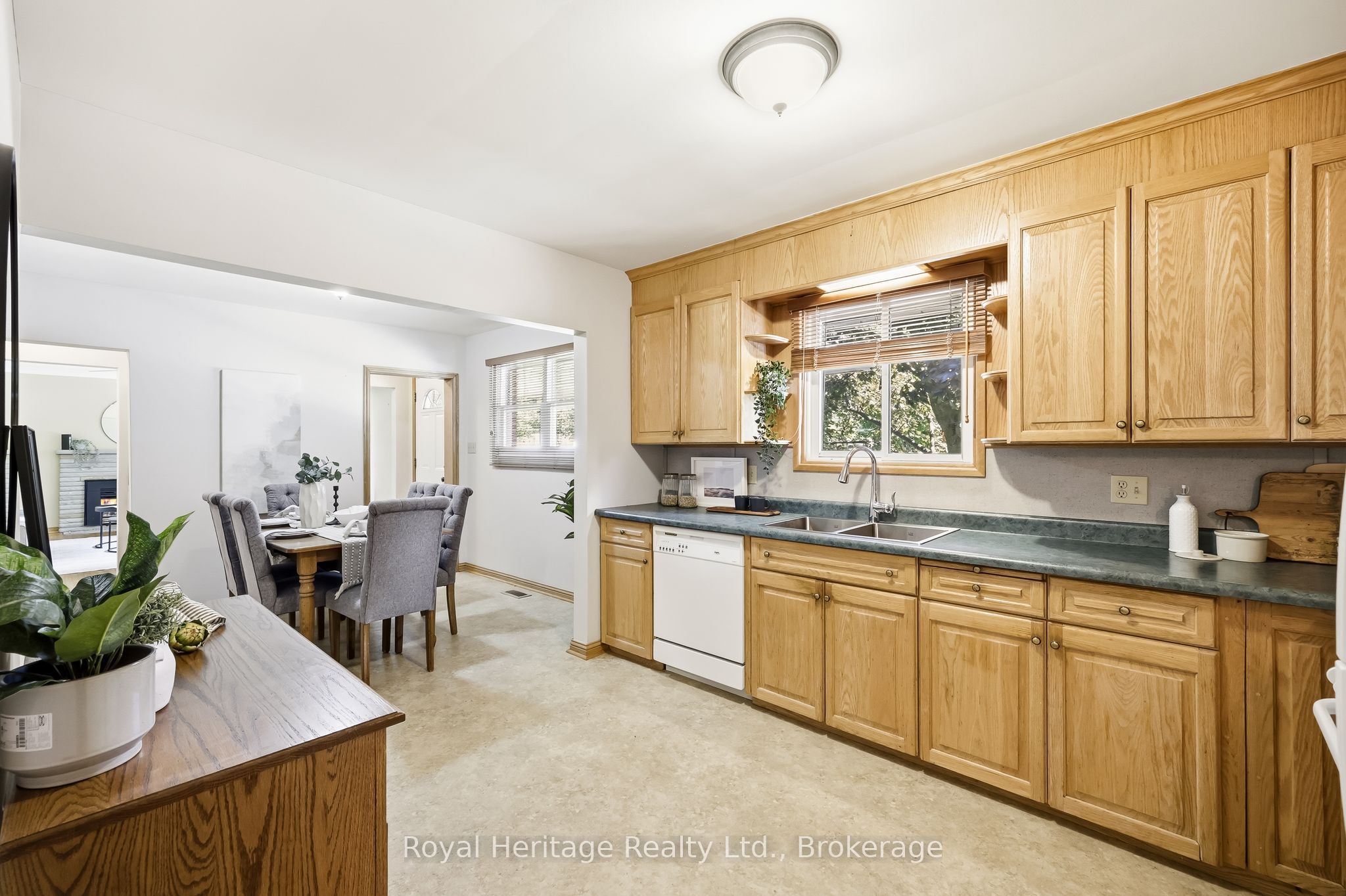 12 Simcoe Street Property Photo 10