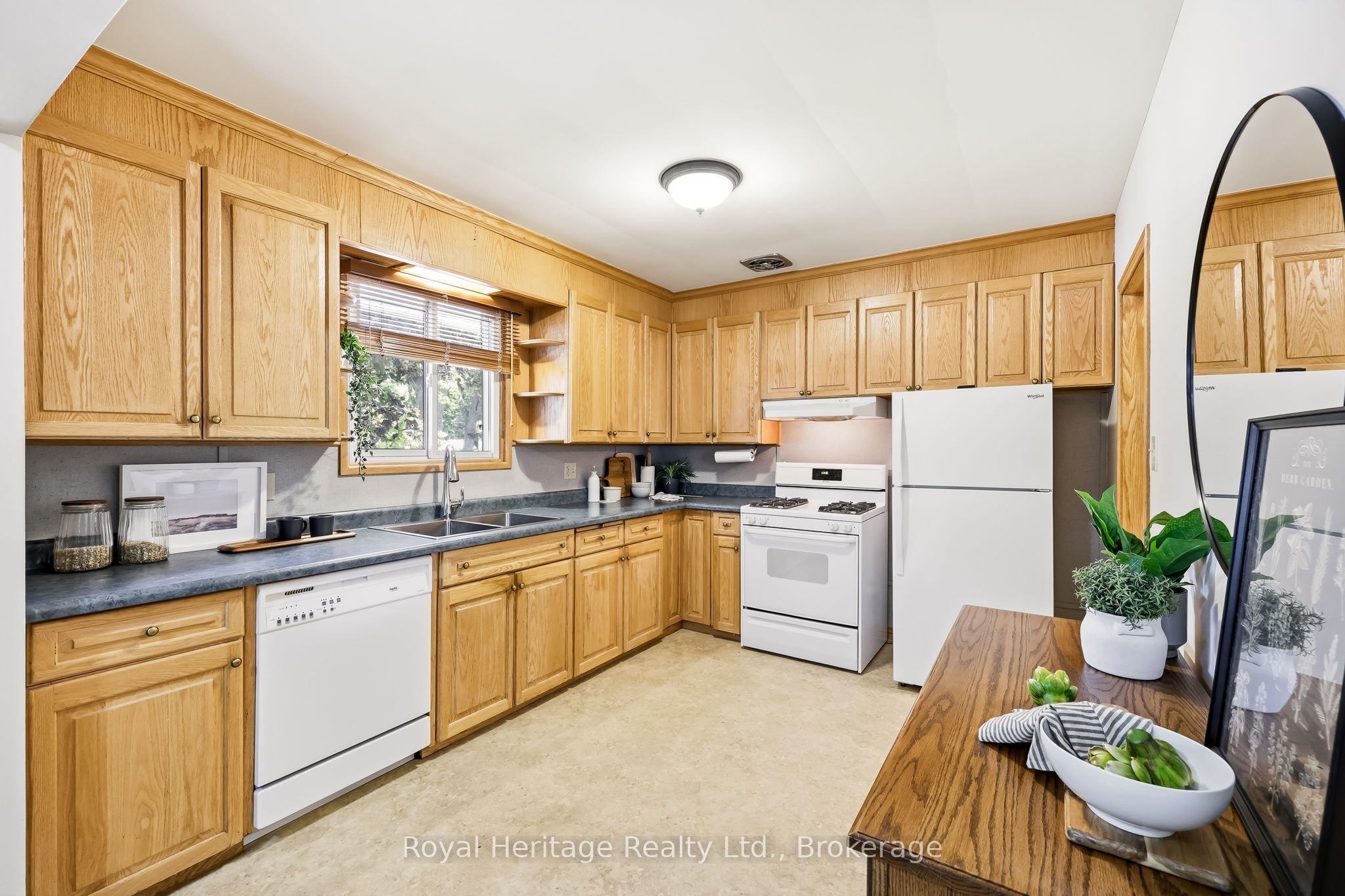 12 Simcoe Street Property Photo 11