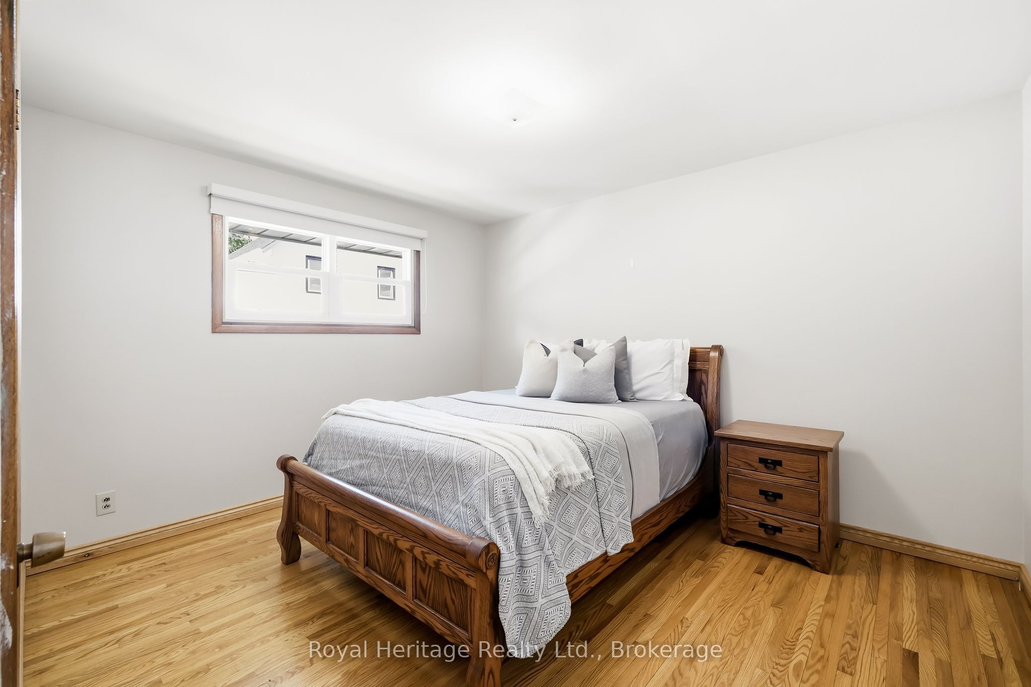 12 Simcoe Street Property Photo 18