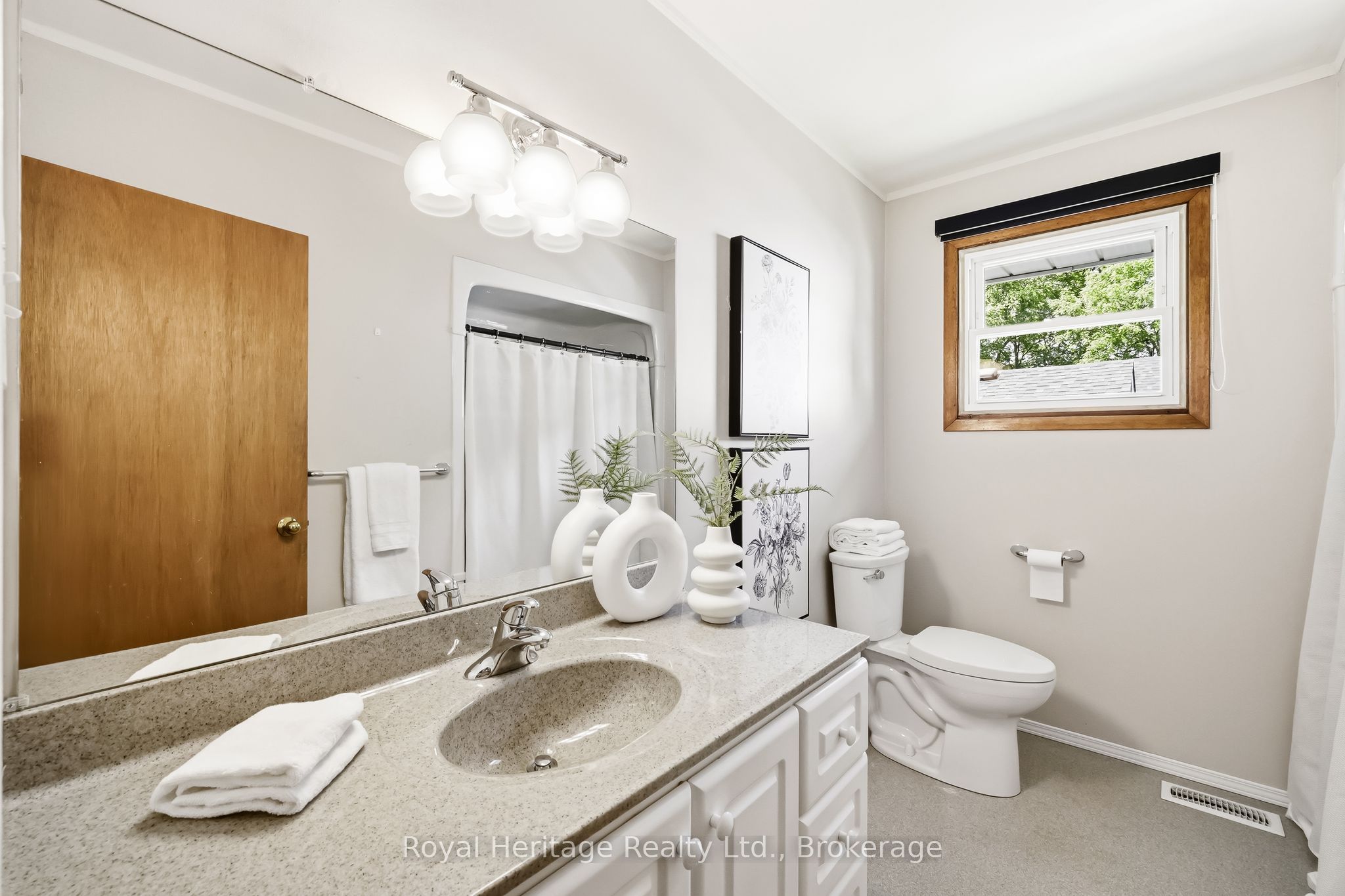 12 Simcoe Street Property Photo 19