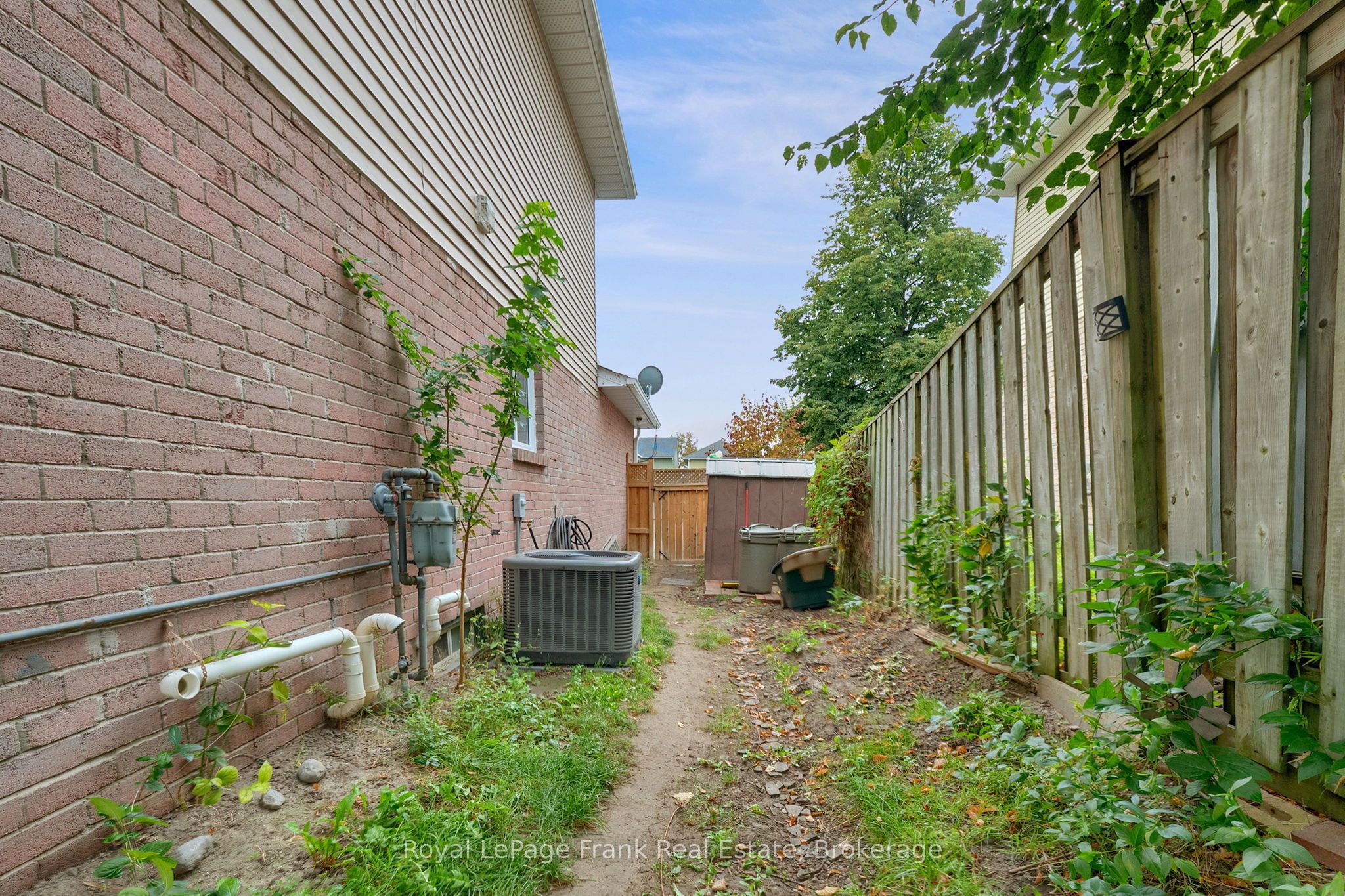 634 Down Crescent Property Photo 7