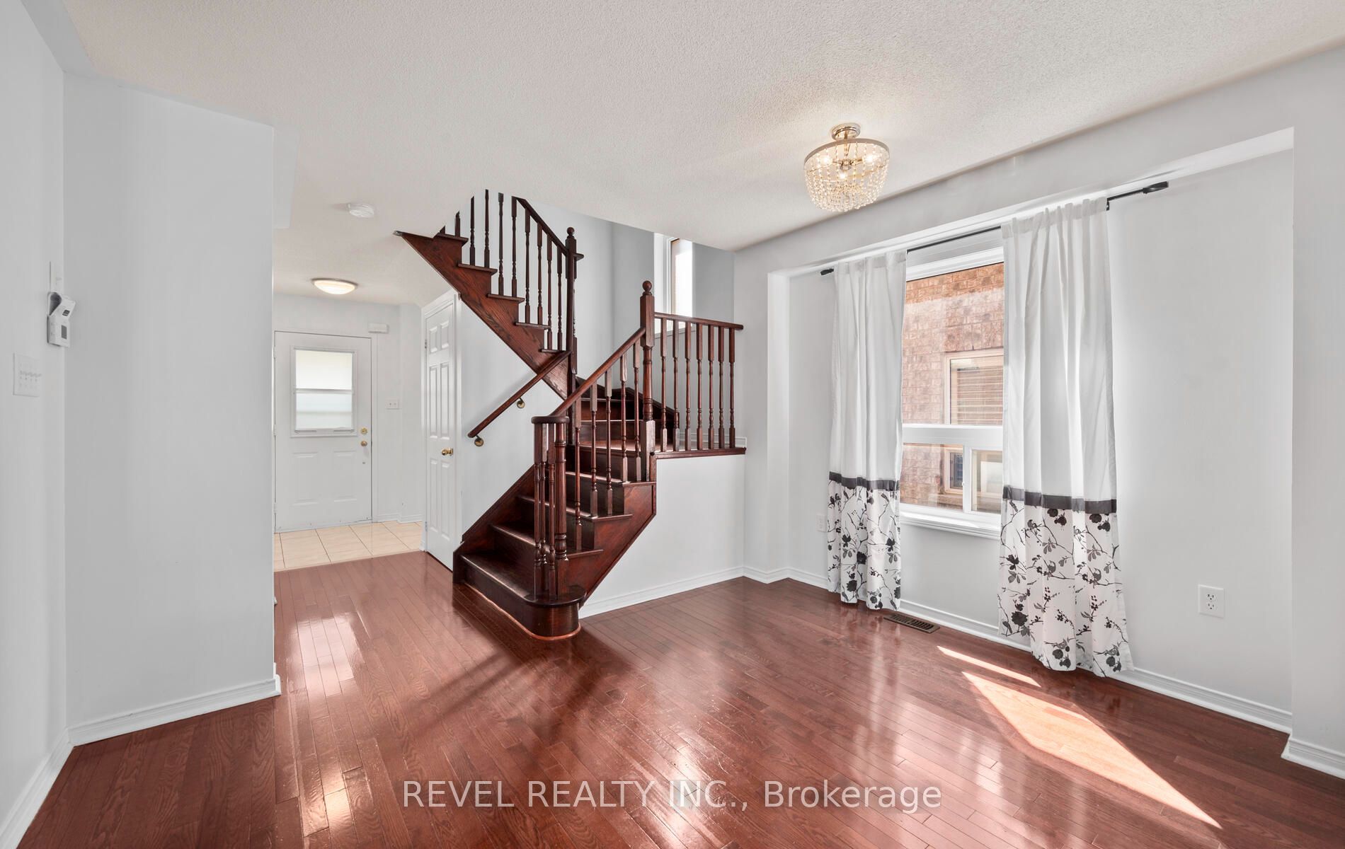 91 Oceanpearl Crescent Property Photo 4