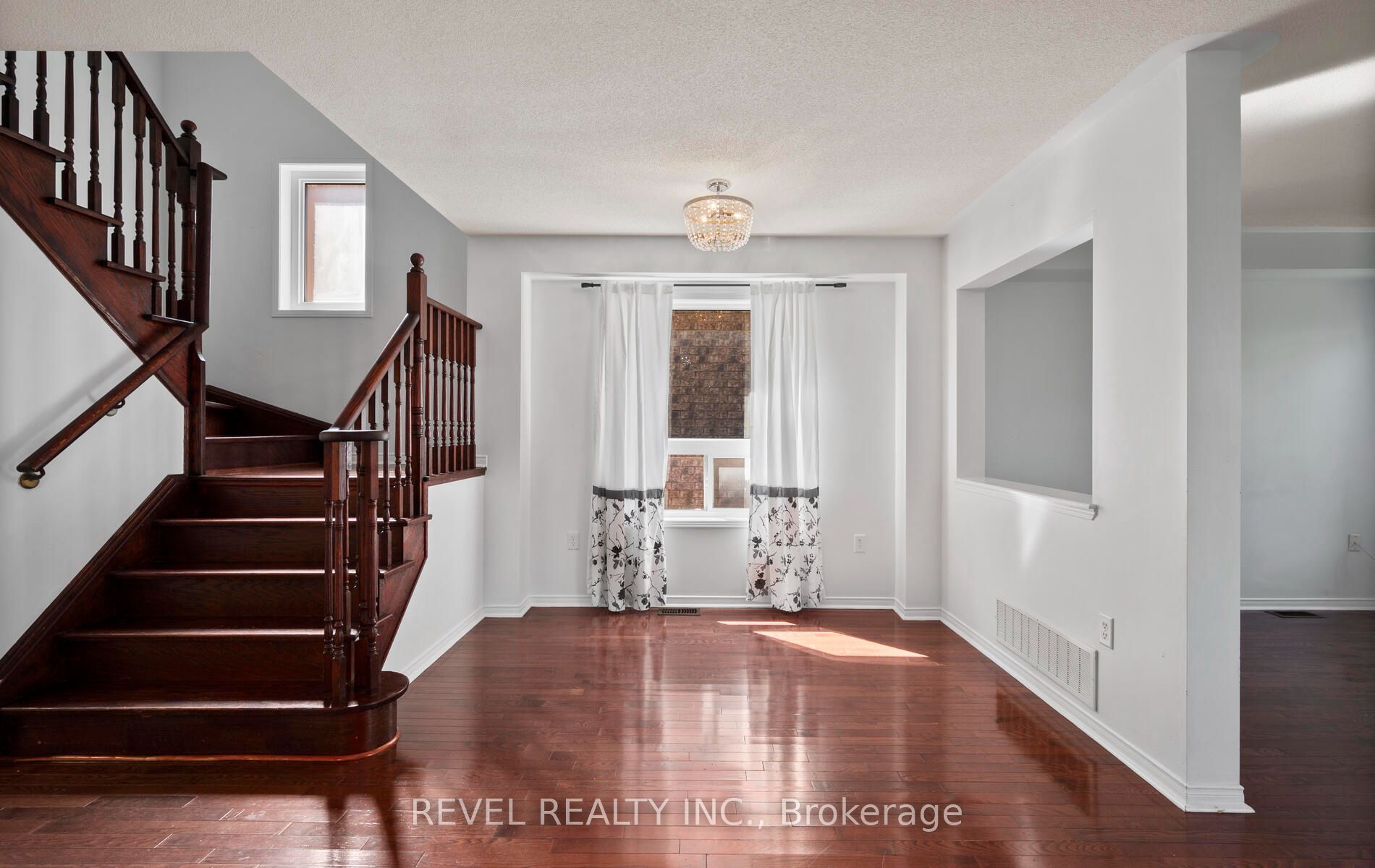 91 Oceanpearl Crescent Property Photo 5
