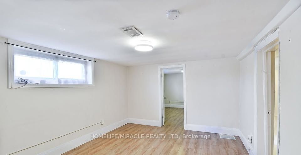 584 Montgomery Street Property Photo 4
