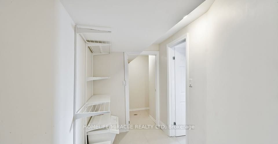 584 Montgomery Street Property Photo 8