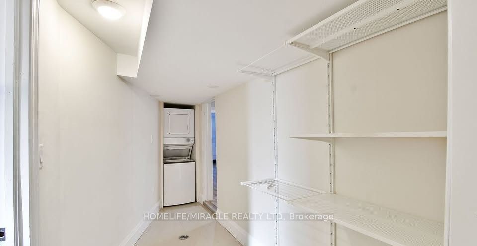 584 Montgomery Street Property Photo 9