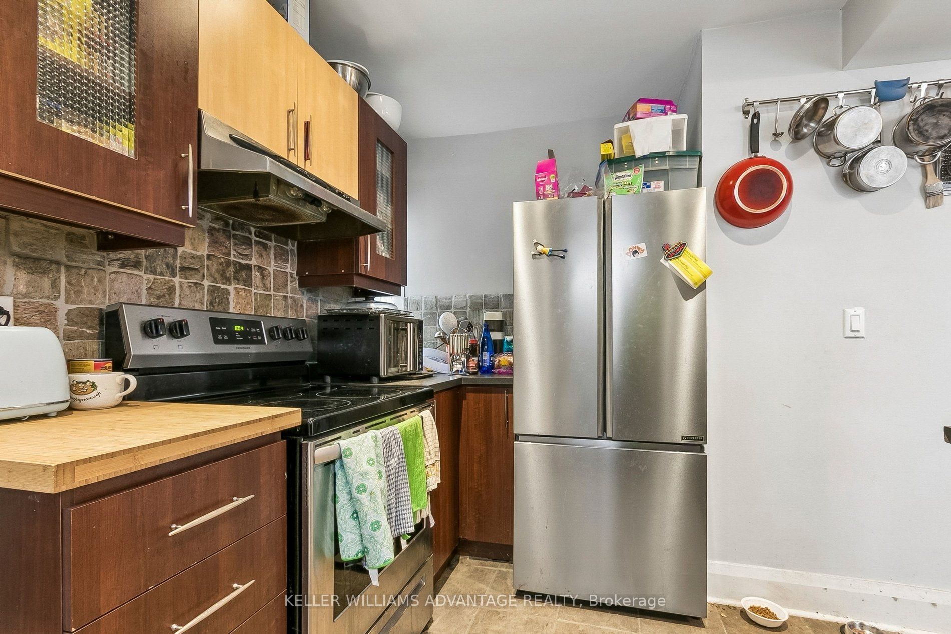 585 Woodbine Avenue Main & 2nd Property Photo 9