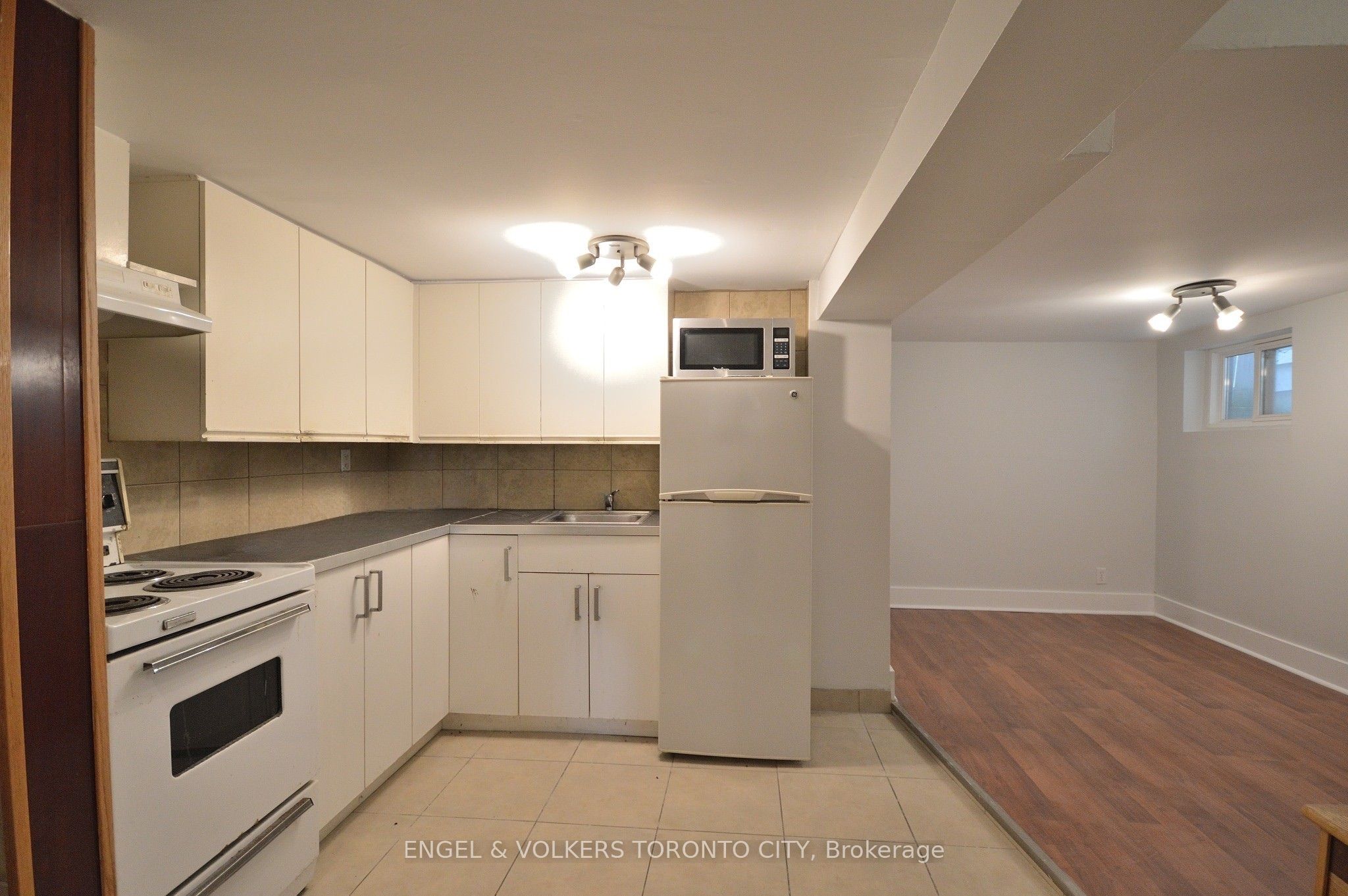 1801 Dundas Street E Main & Basement Property Photo 14