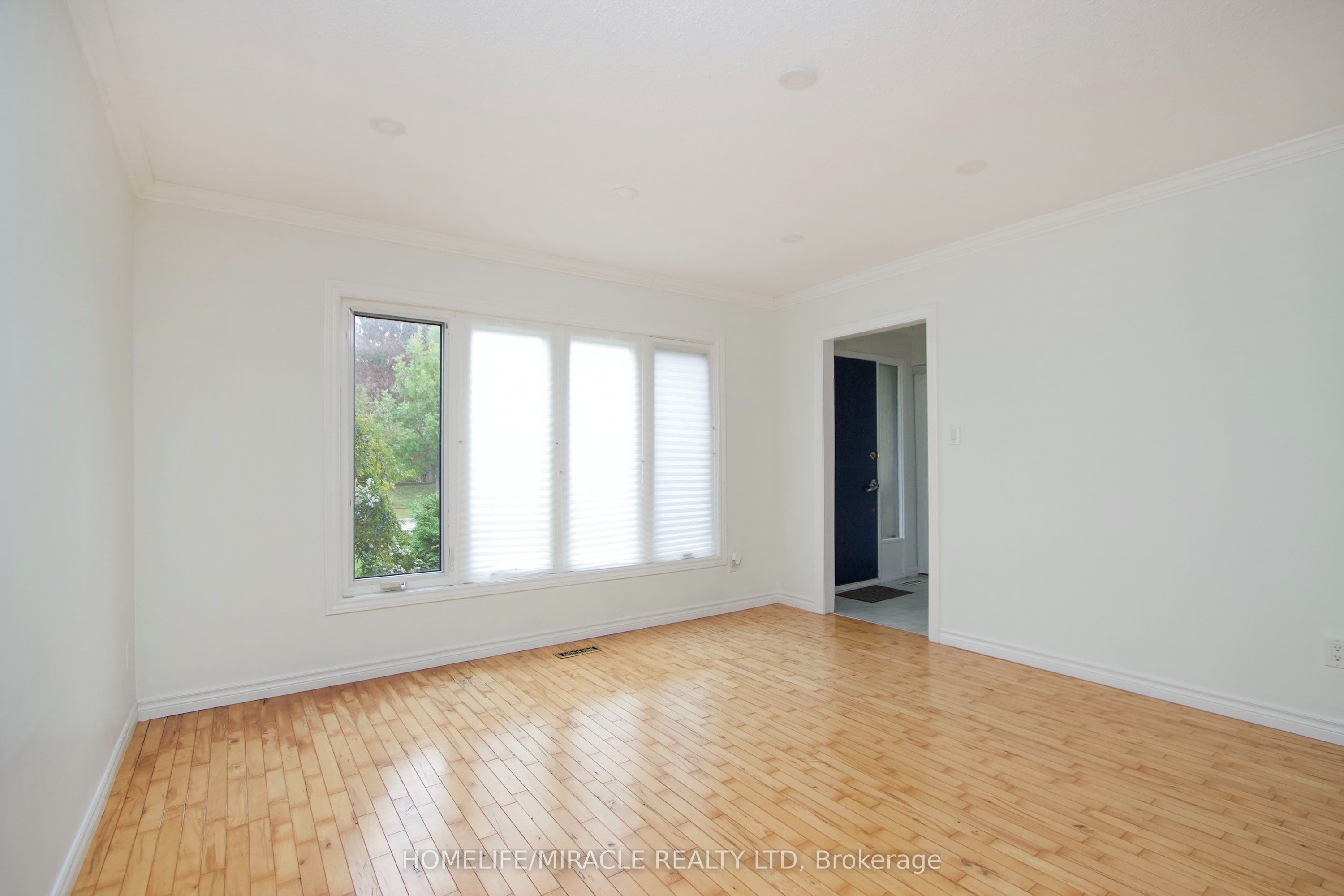 14 Pilkington Crescent N Property Photo 5