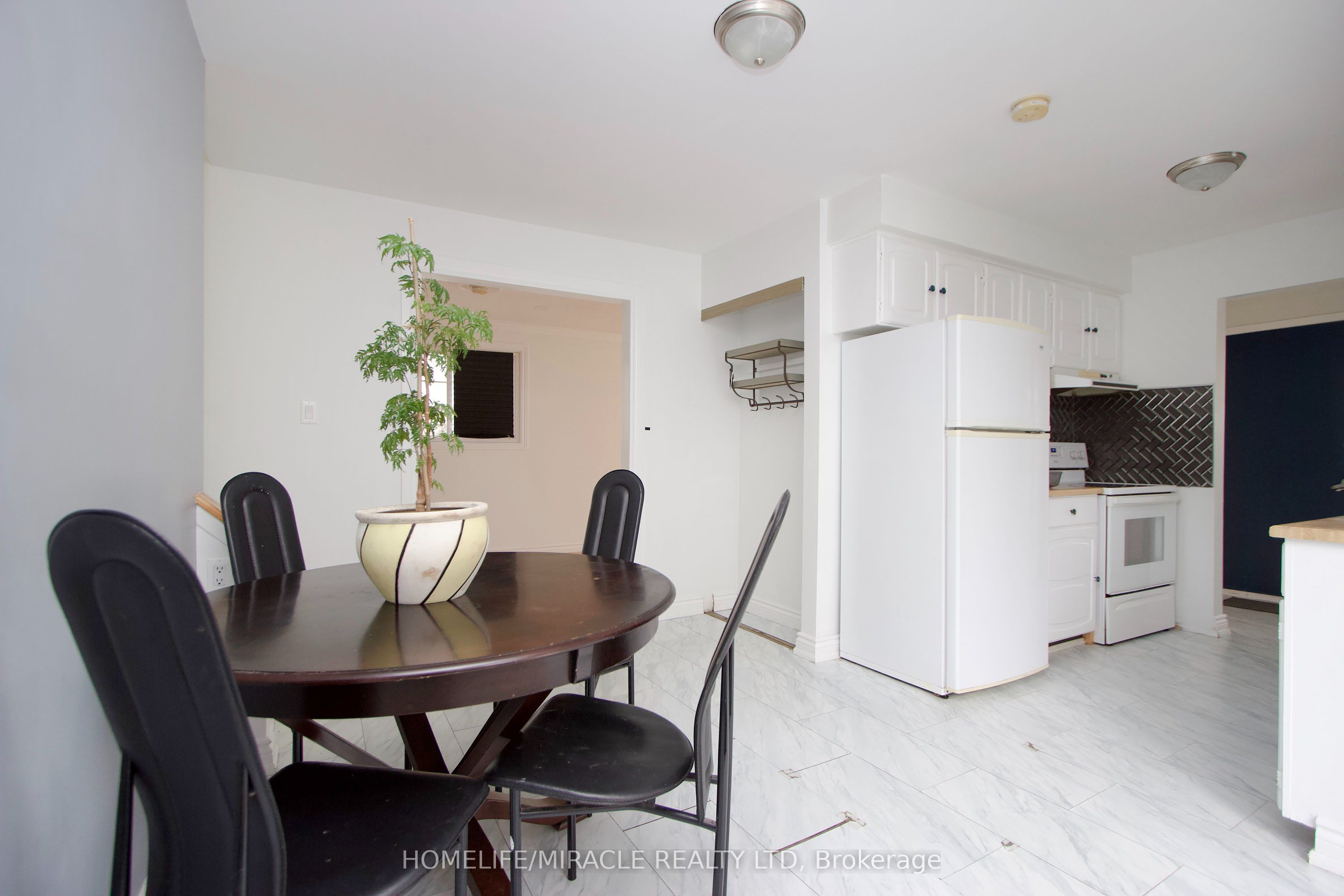 14 Pilkington Crescent N Property Photo 9