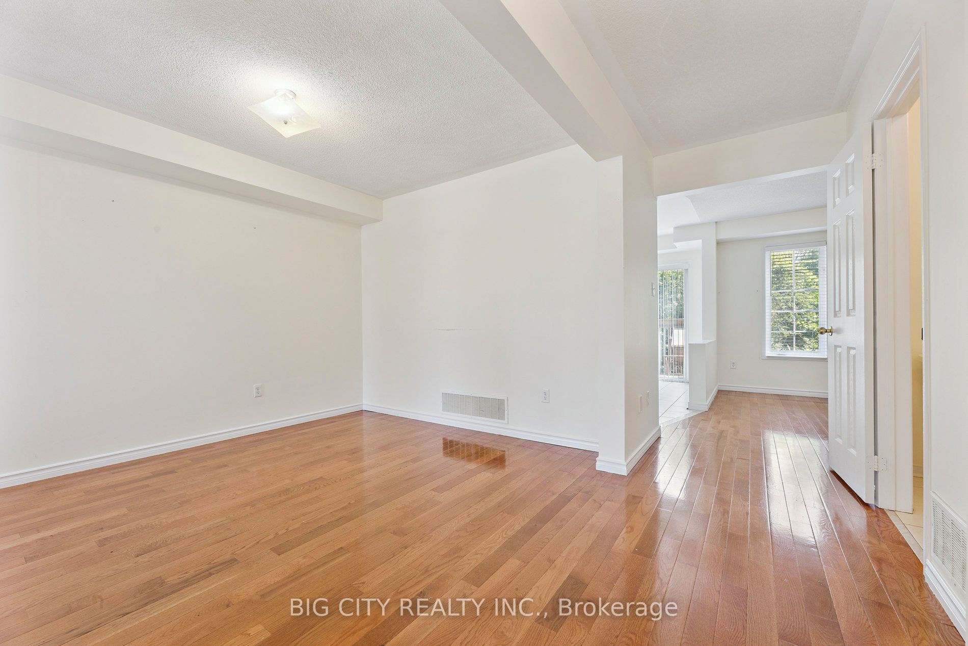 23 Angier Crescent Upper Property Photo 3