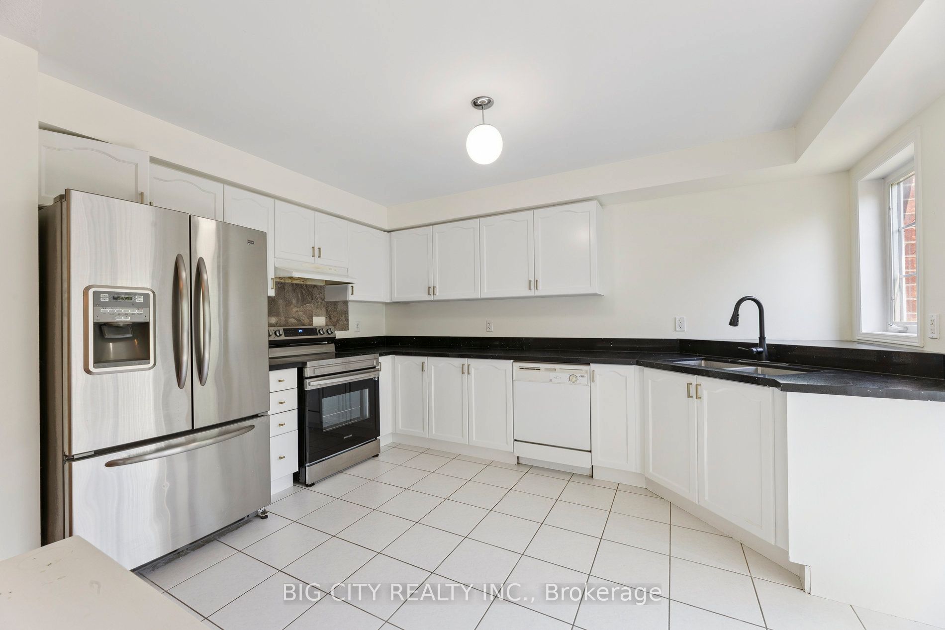 23 Angier Crescent Upper Property Photo 8