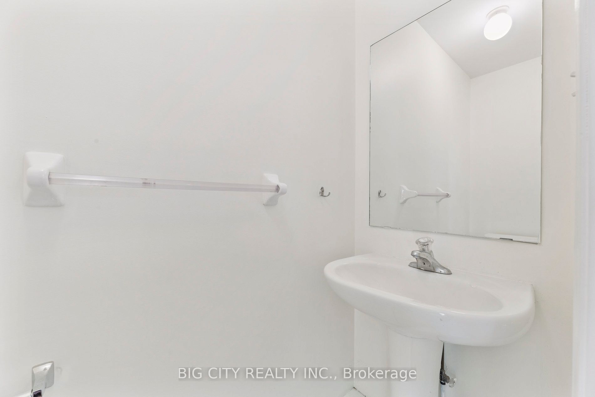 23 Angier Crescent Upper Property Photo 10