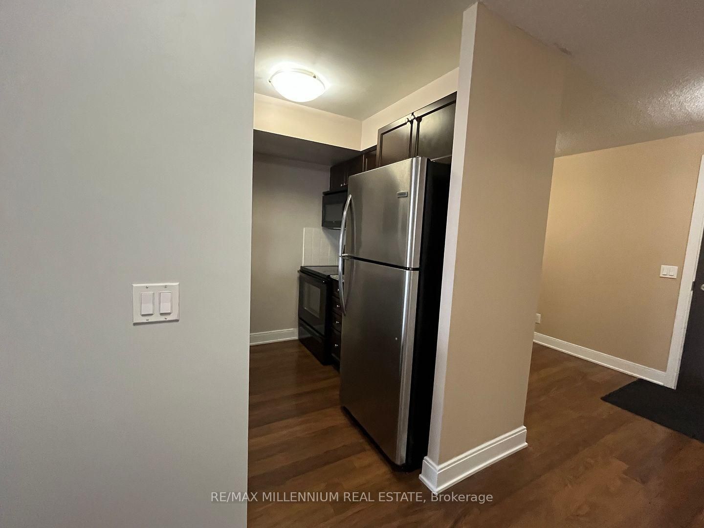135 Village Green Square 2621 Property Photo 6