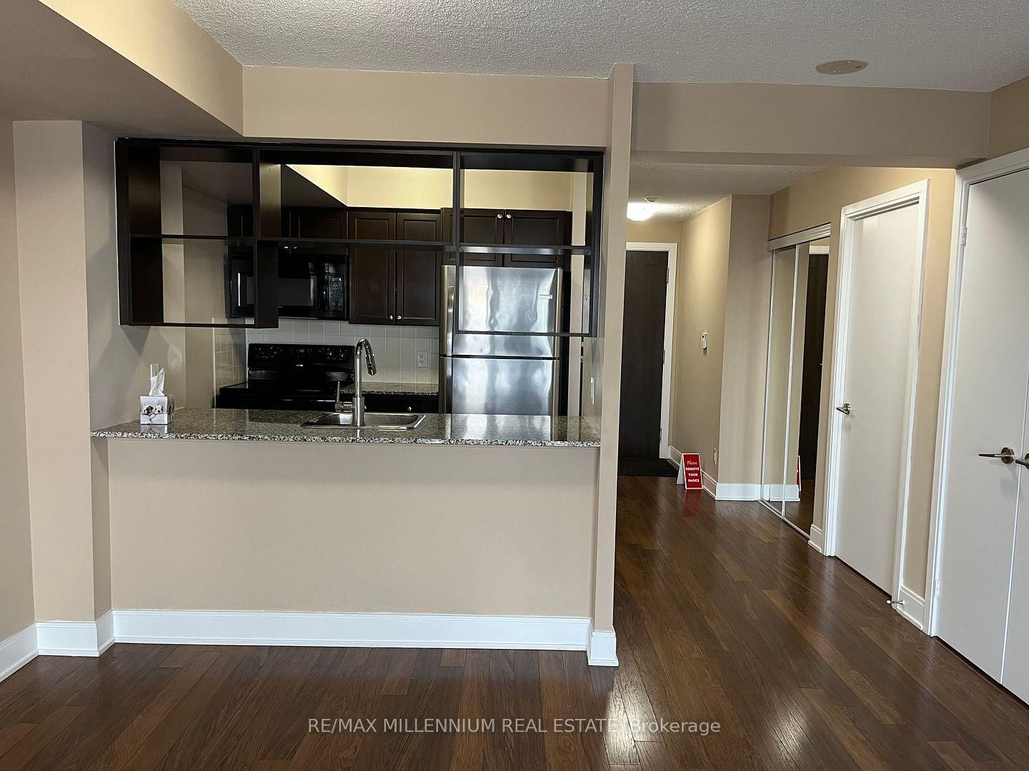 135 Village Green Square 2621 Property Photo 7