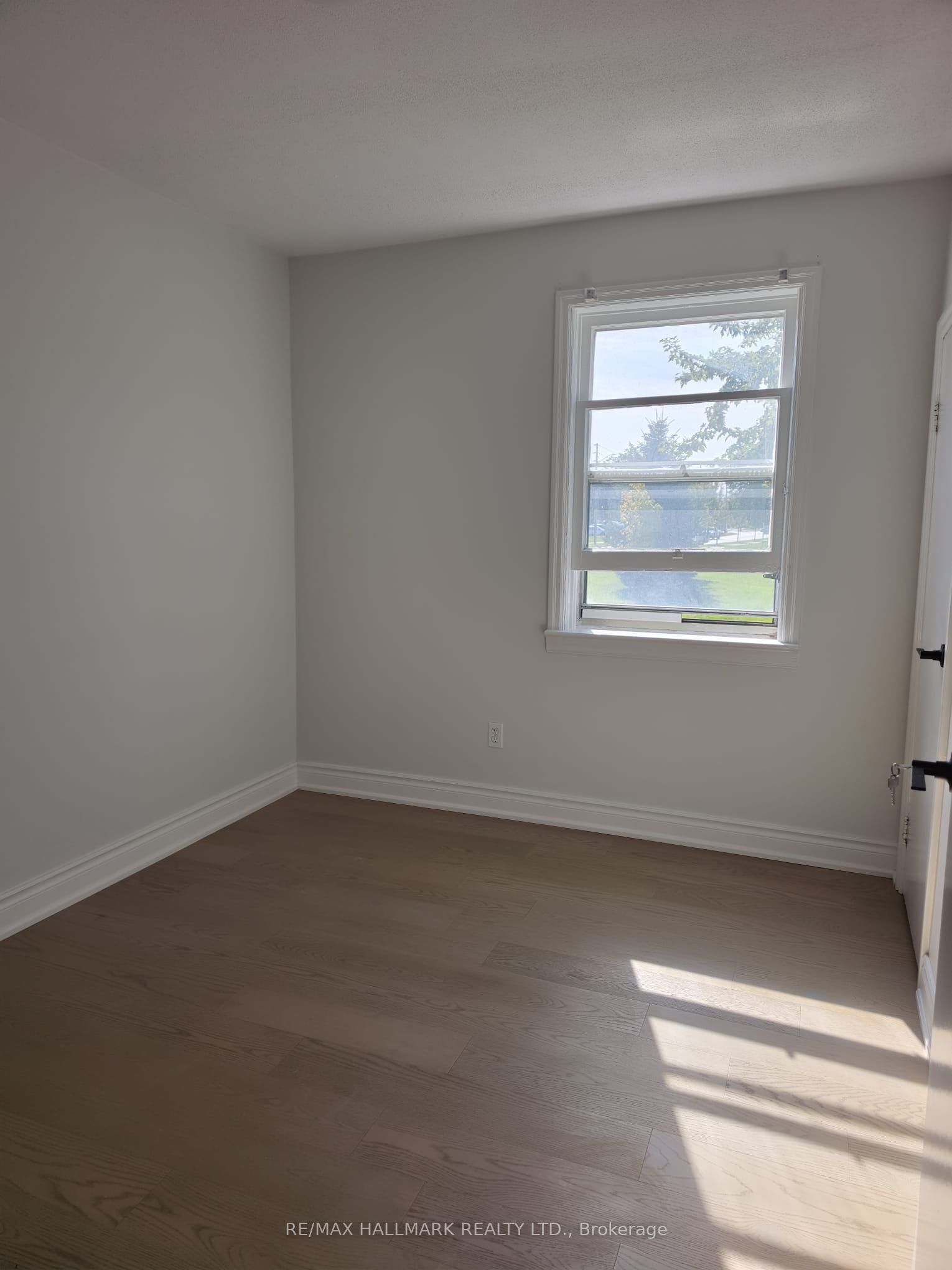 980 Glen Street Property Photo 16