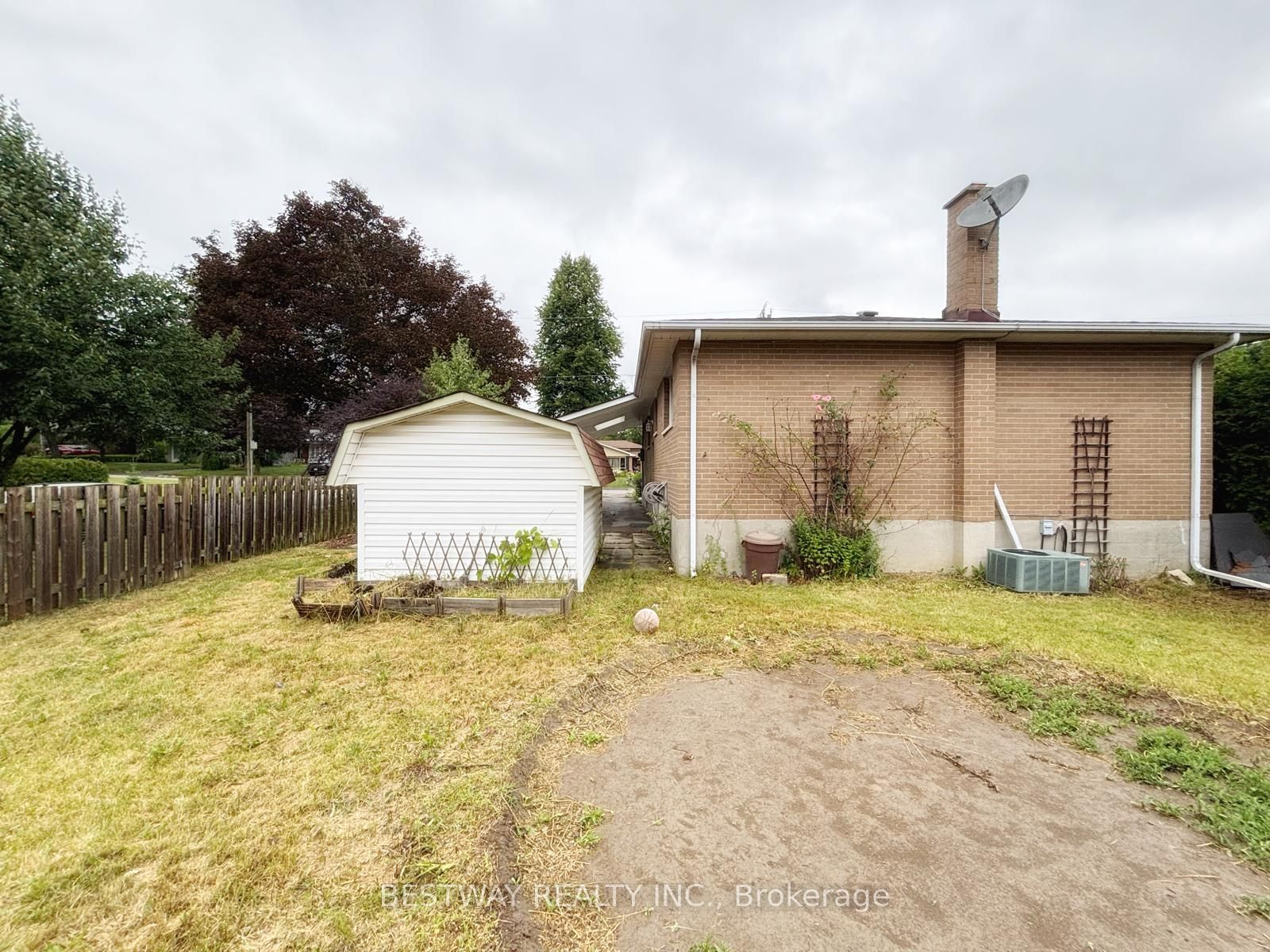 465 Humewood Avenue N Property Photo 9