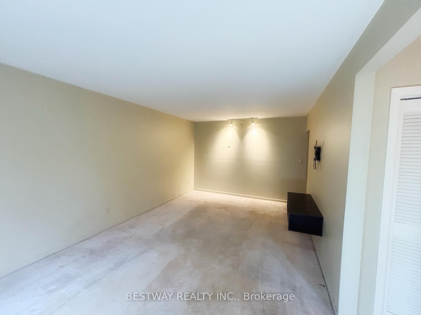 465 Humewood Avenue N Property Photo 14