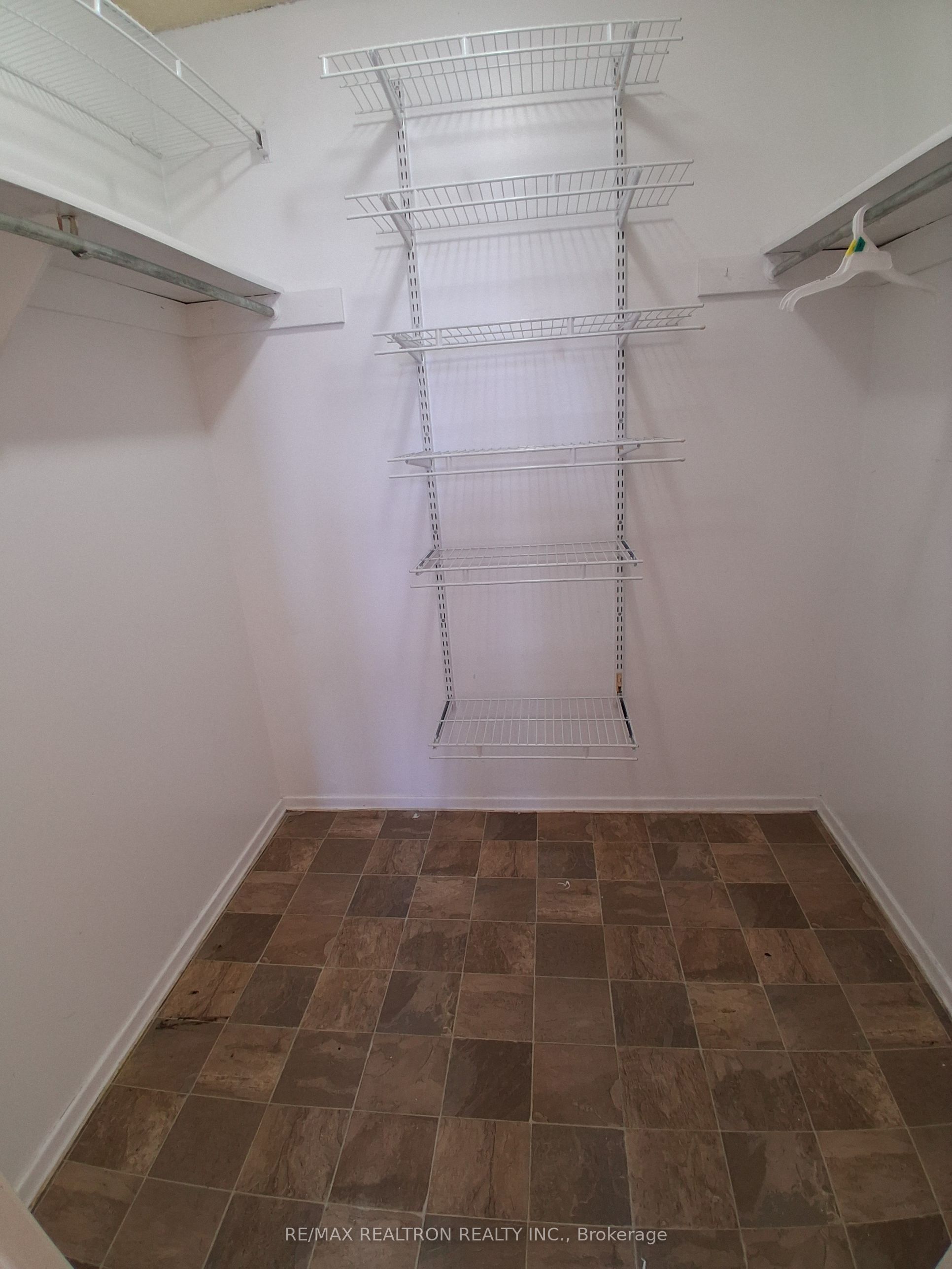 120 Dundalk Drive 606 Property Photo 10