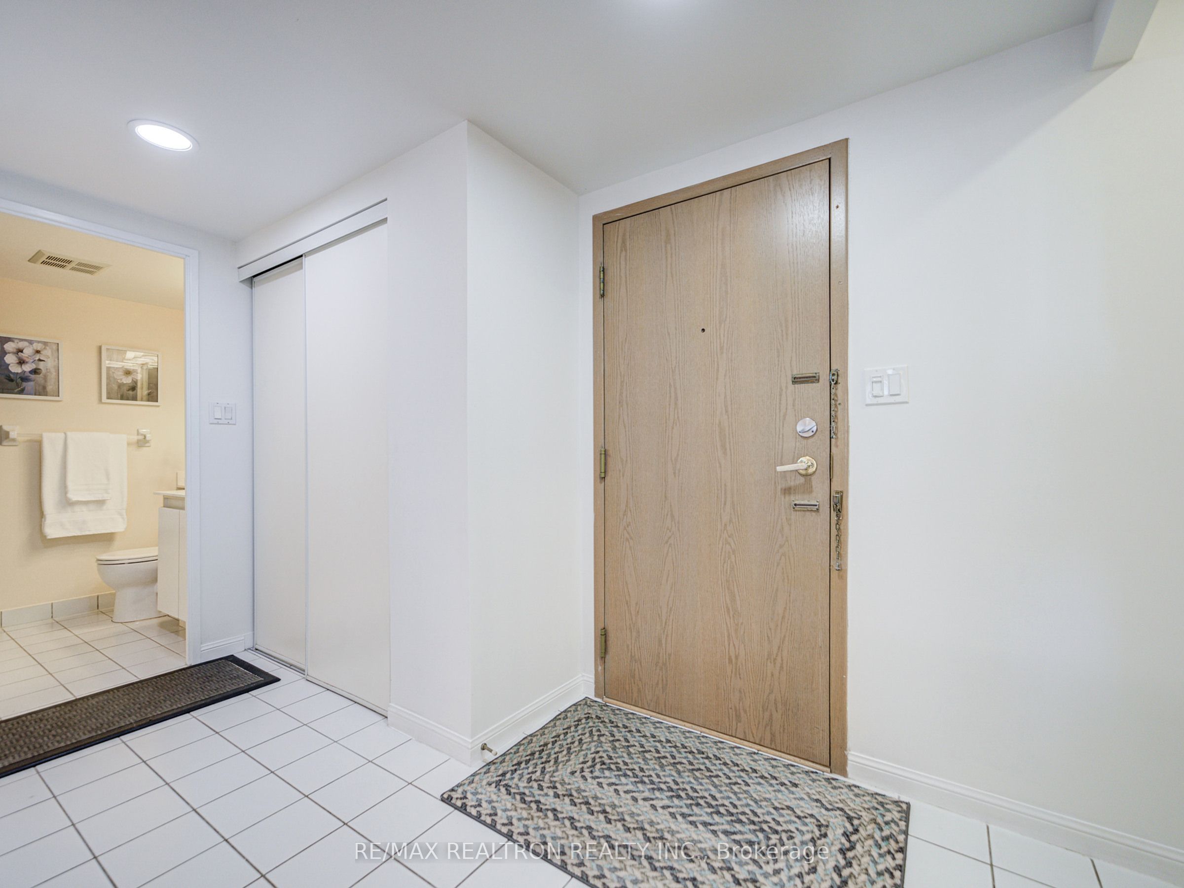 88 Corporate Drive 1708 Property Photo 5